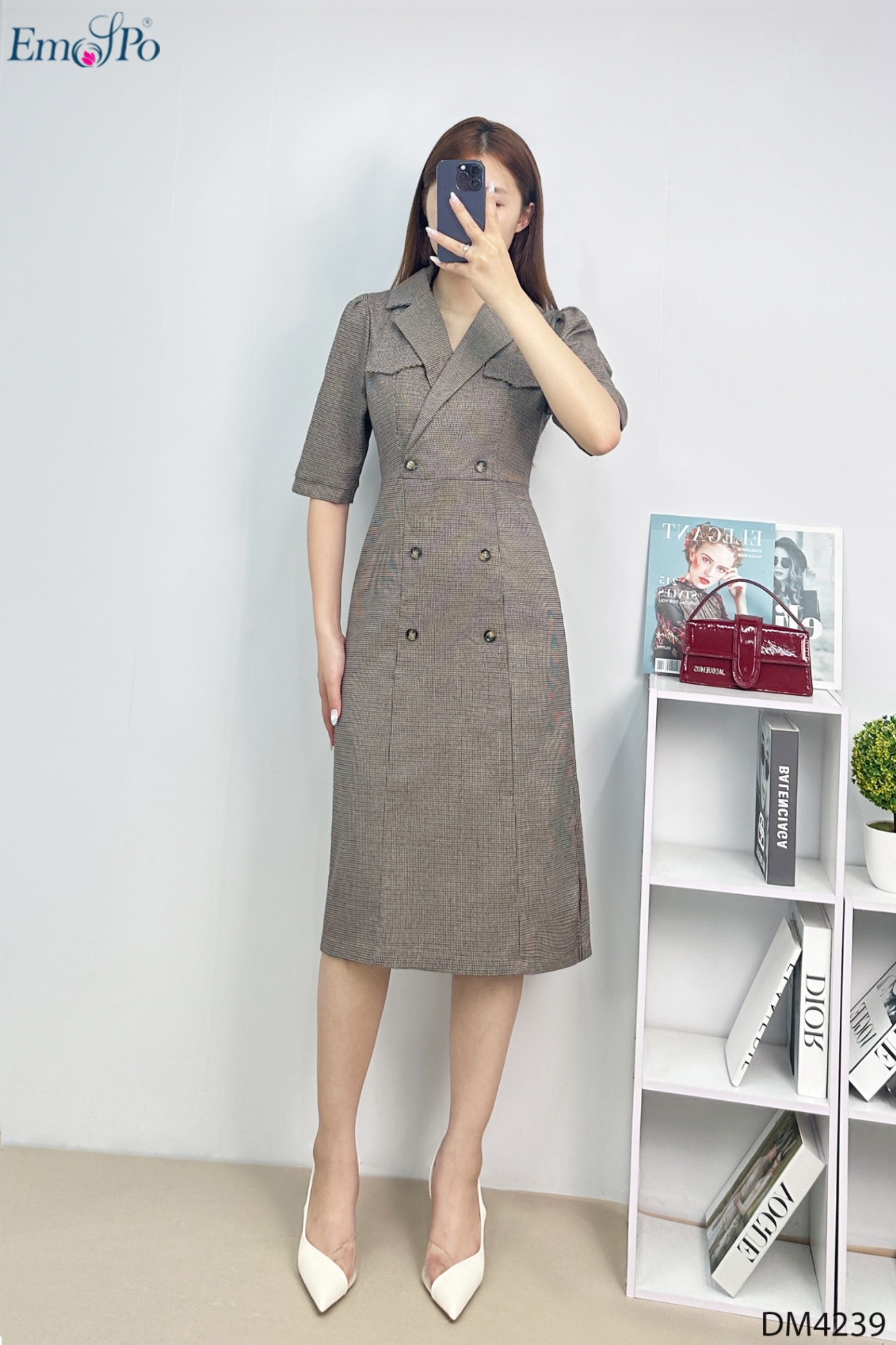 Đầm ôm cổ bẻ ve, túi ngực giả