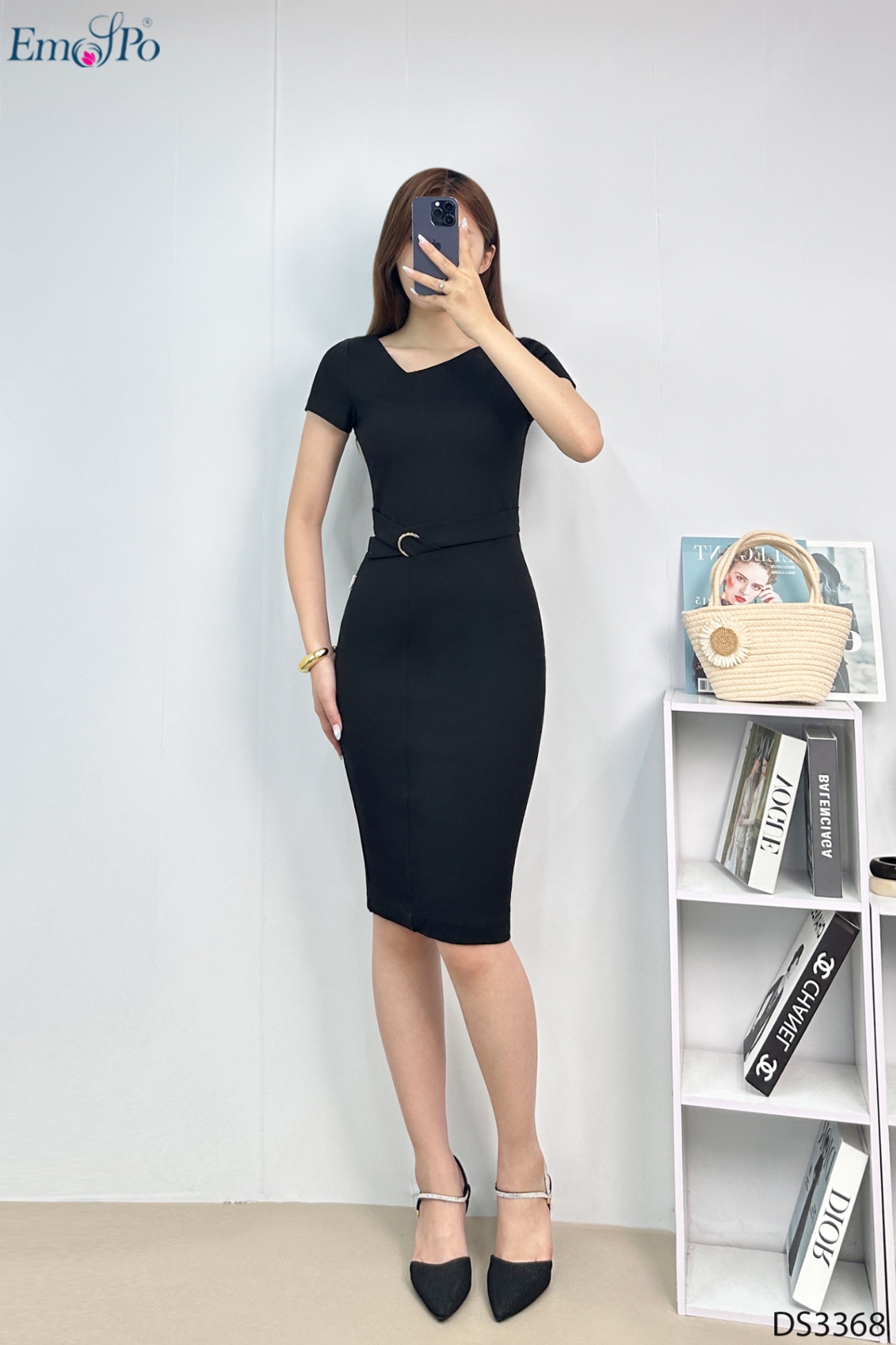 Đầm ôm cổ khoét V lệch, đai eo đính mặt bán nguyệt