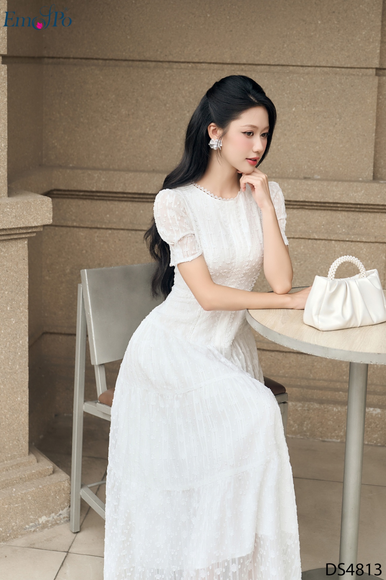 Đầm cổ tròn, tay bồng,can eo, chất liệu vải ánh kim tuyến phối ren