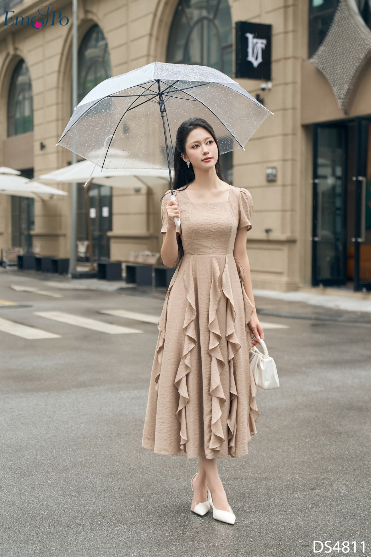 Đầm cổ vuông, trang trí tùng tua bạch tuộc
