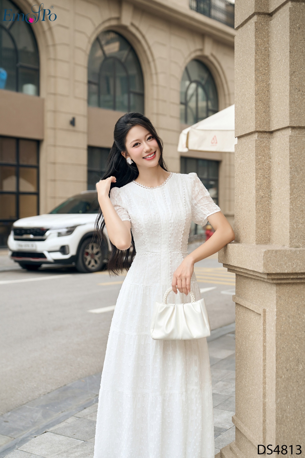 Đầm cổ tròn, tay bồng,can eo, chất liệu vải ánh kim tuyến phối ren