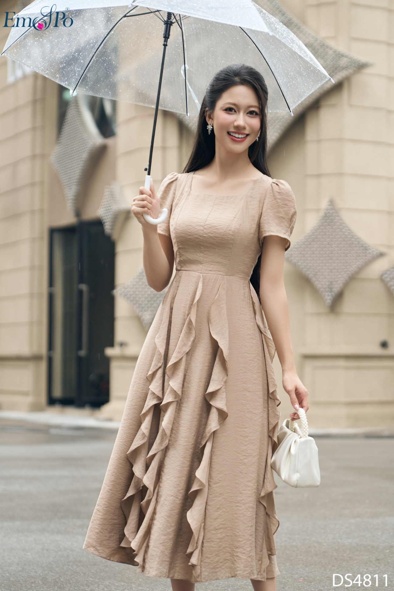 Đầm cổ vuông, trang trí tùng tua bạch tuộc