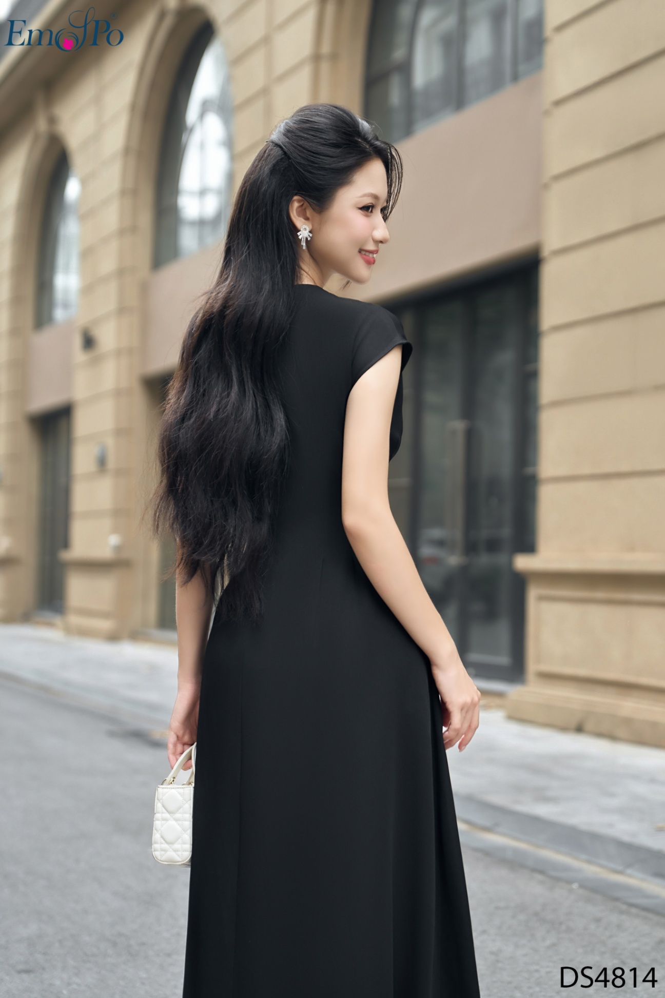 Đầm xòe, cổ tim phối màu, đính hoa