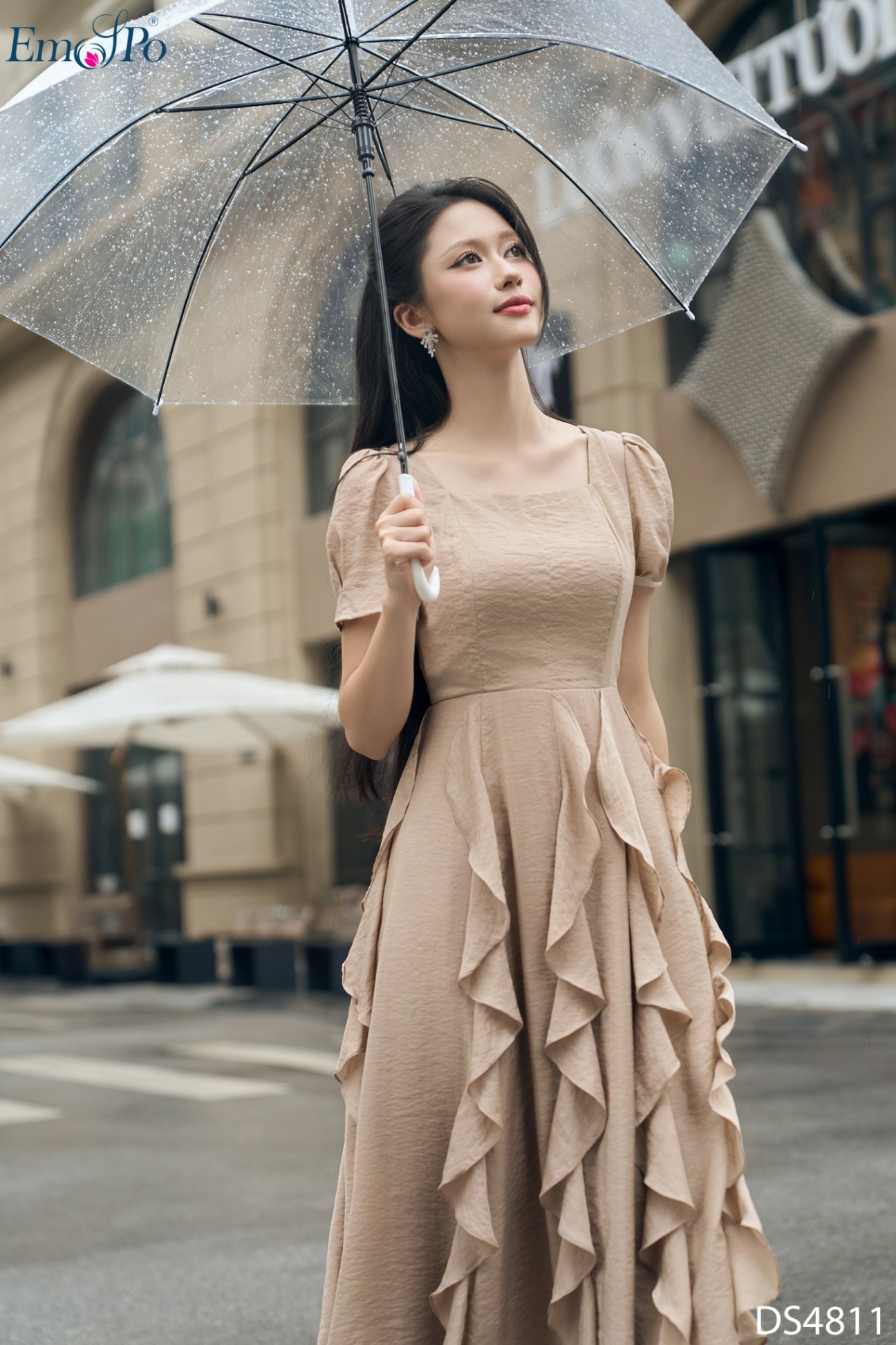 Đầm cổ vuông, trang trí tùng tua bạch tuộc