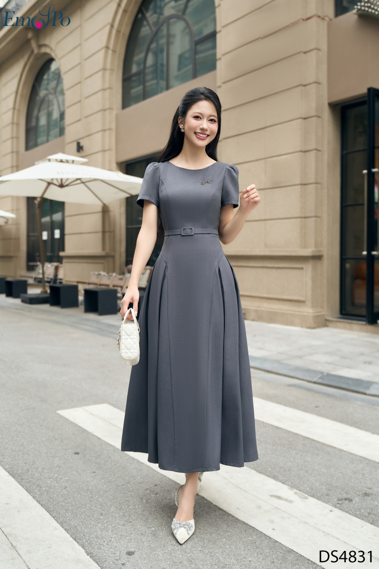 Đầm xòe, cổ tròn đính nơ đá, đai rời