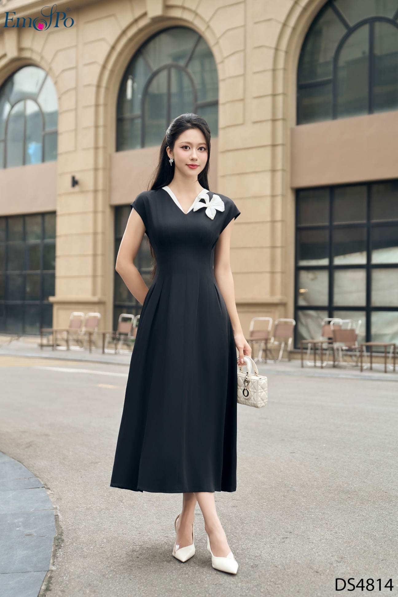 Đầm xòe, cổ tim phối màu, đính hoa