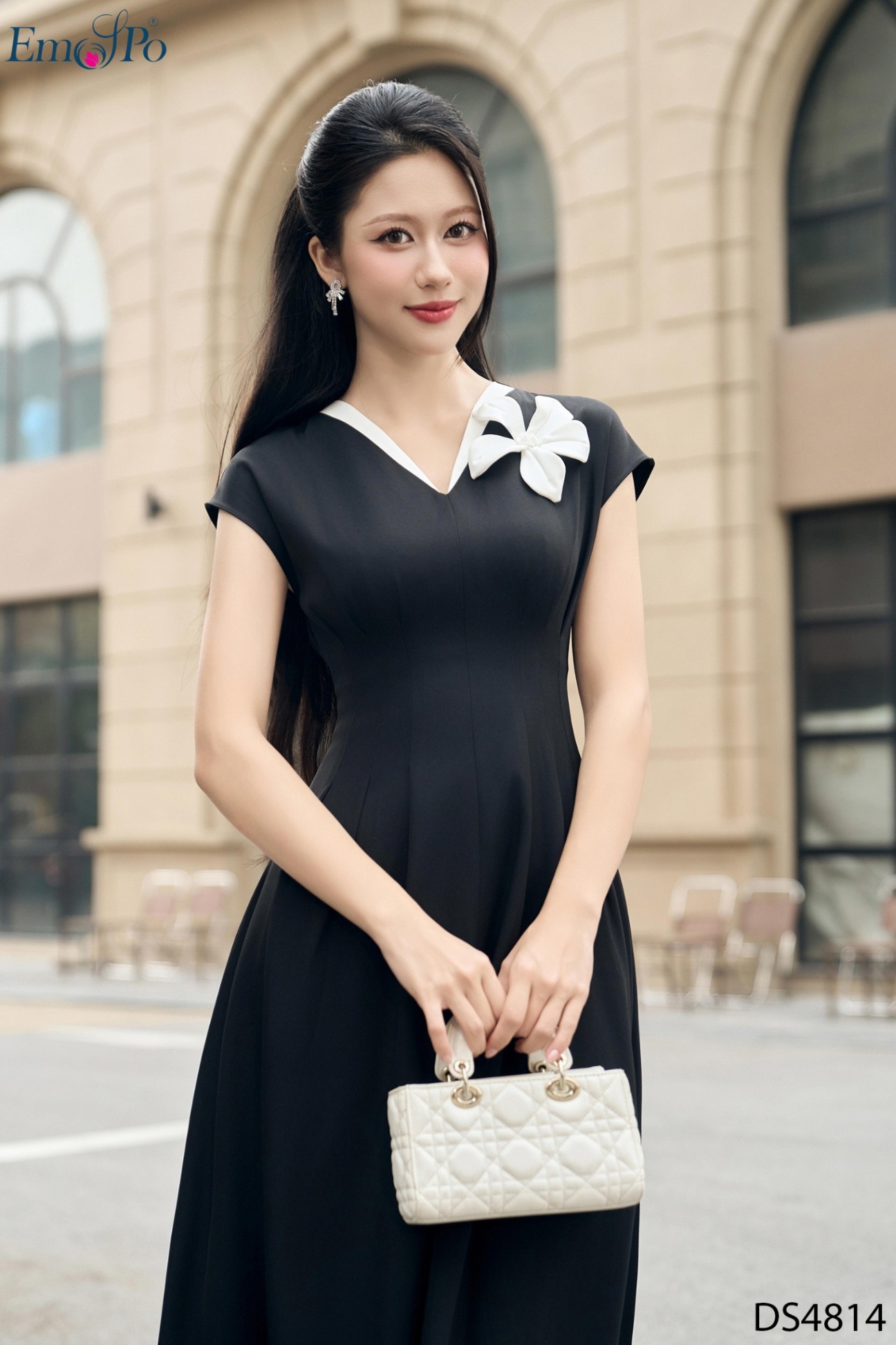 Đầm xòe, cổ tim phối màu, đính hoa