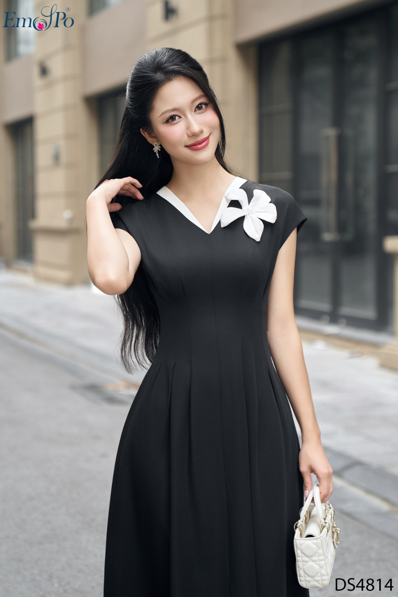 Đầm xòe, cổ tim phối màu, đính hoa