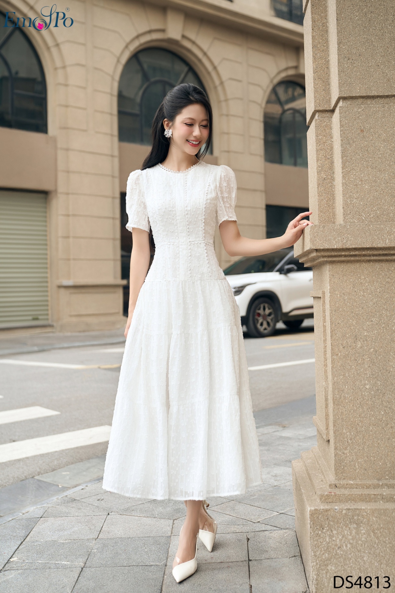 Đầm cổ tròn, tay bồng,can eo, chất liệu vải ánh kim tuyến phối ren