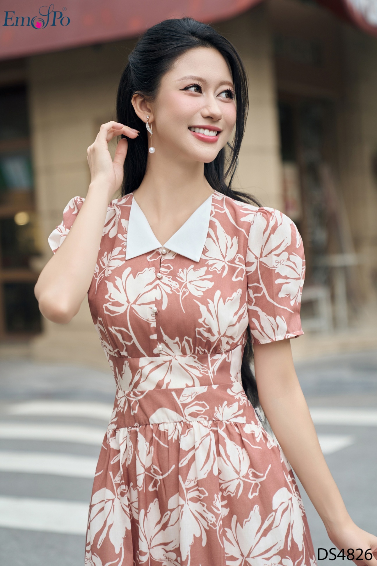 Đầm xòe, cổ tròn bẻ phối màu, cài khuy ngọc trai