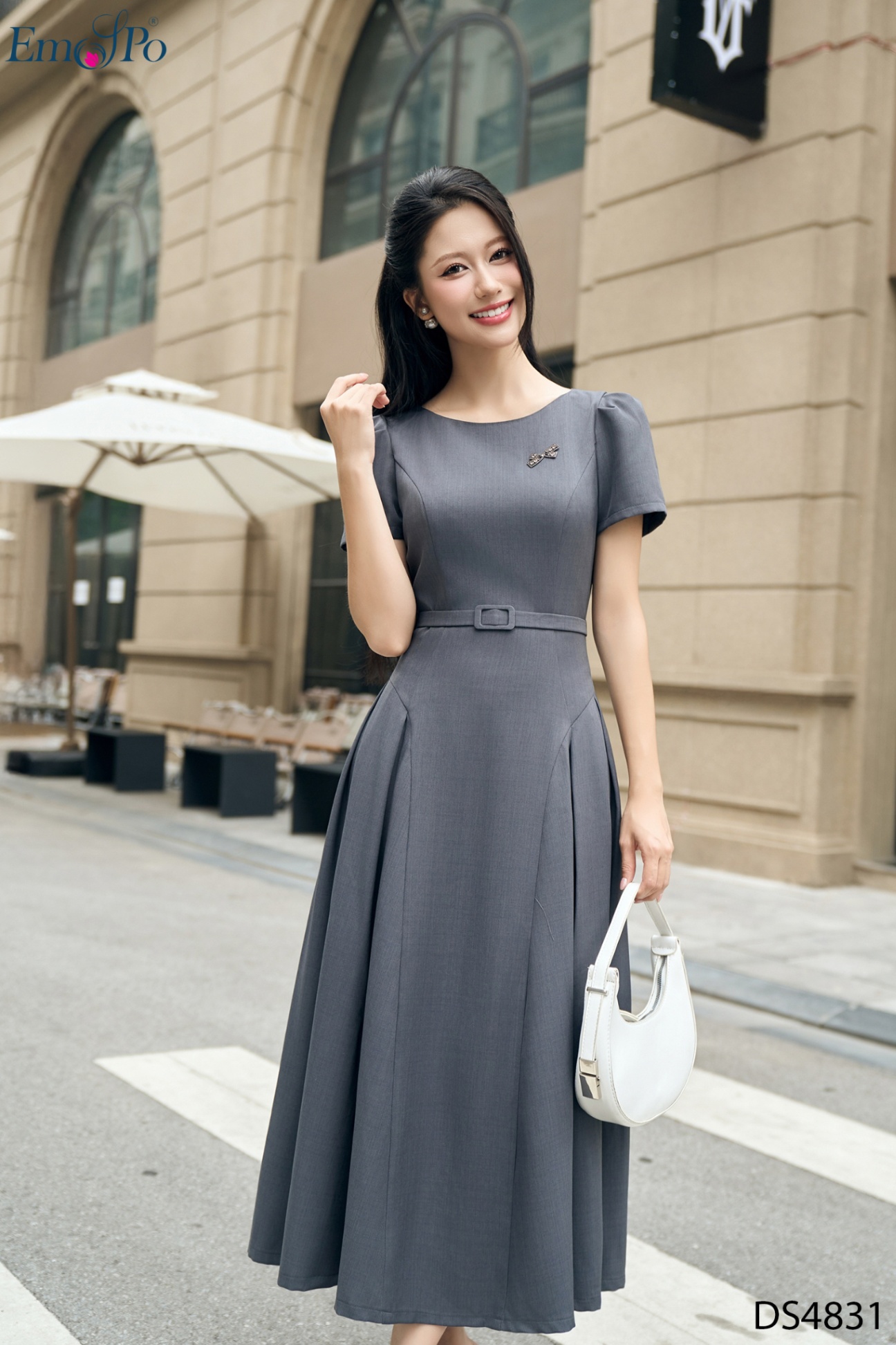 Đầm xòe, cổ tròn đính nơ đá, đai rời
