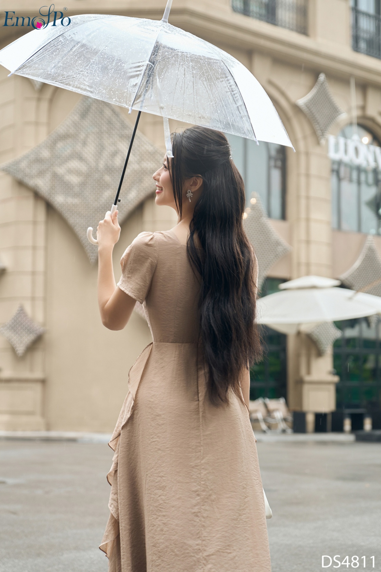Đầm cổ vuông, trang trí tùng tua bạch tuộc