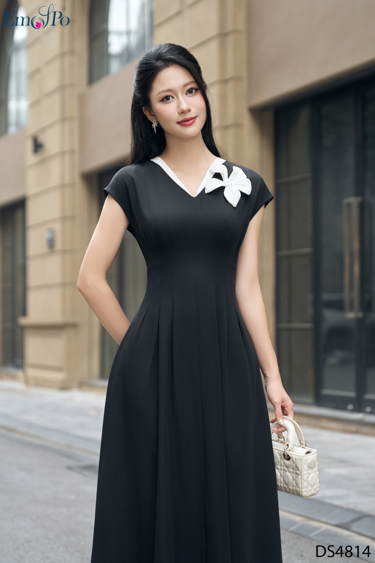 Đầm xòe, cổ tim phối màu, đính hoa