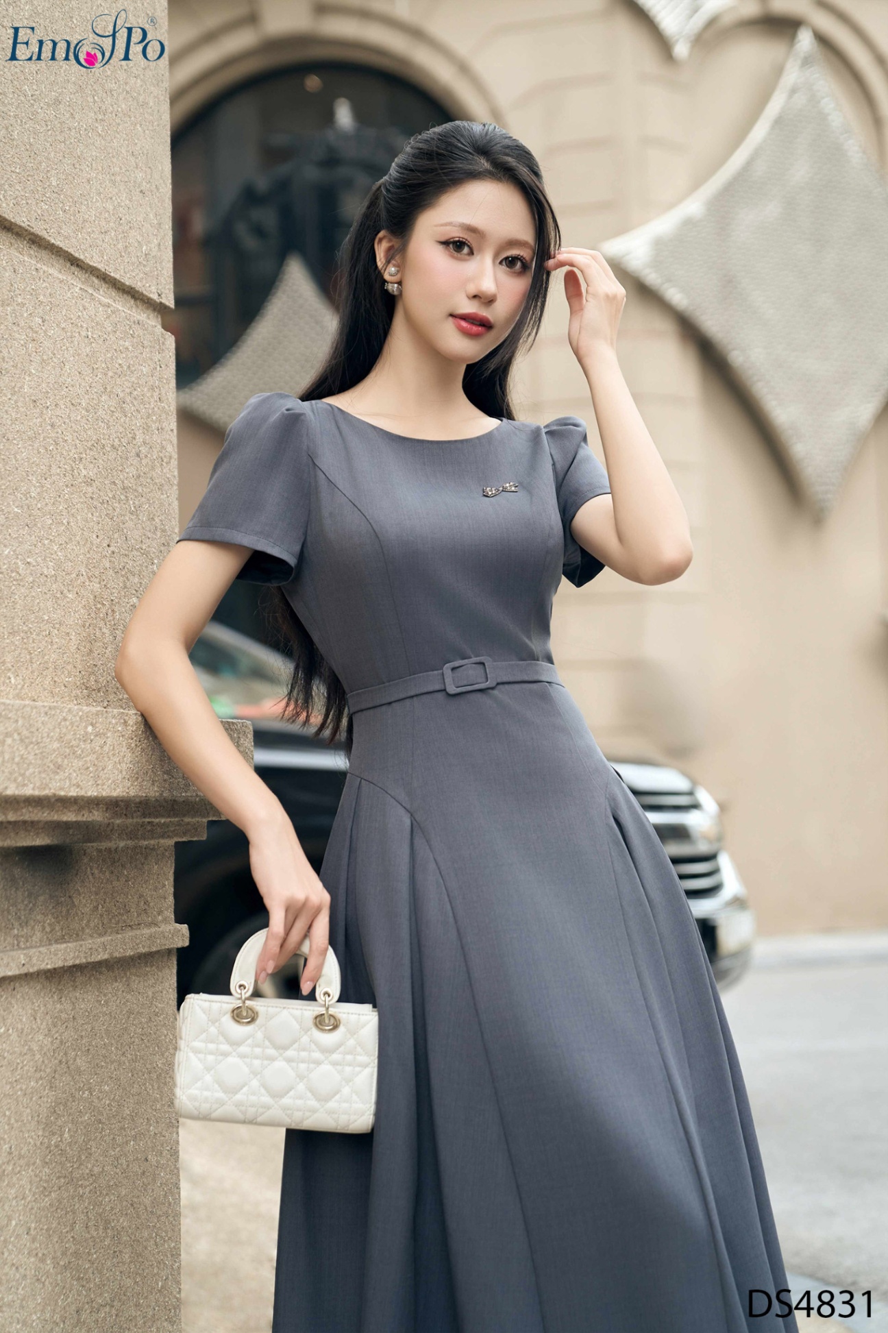 Đầm xòe, cổ tròn đính nơ đá, đai rời