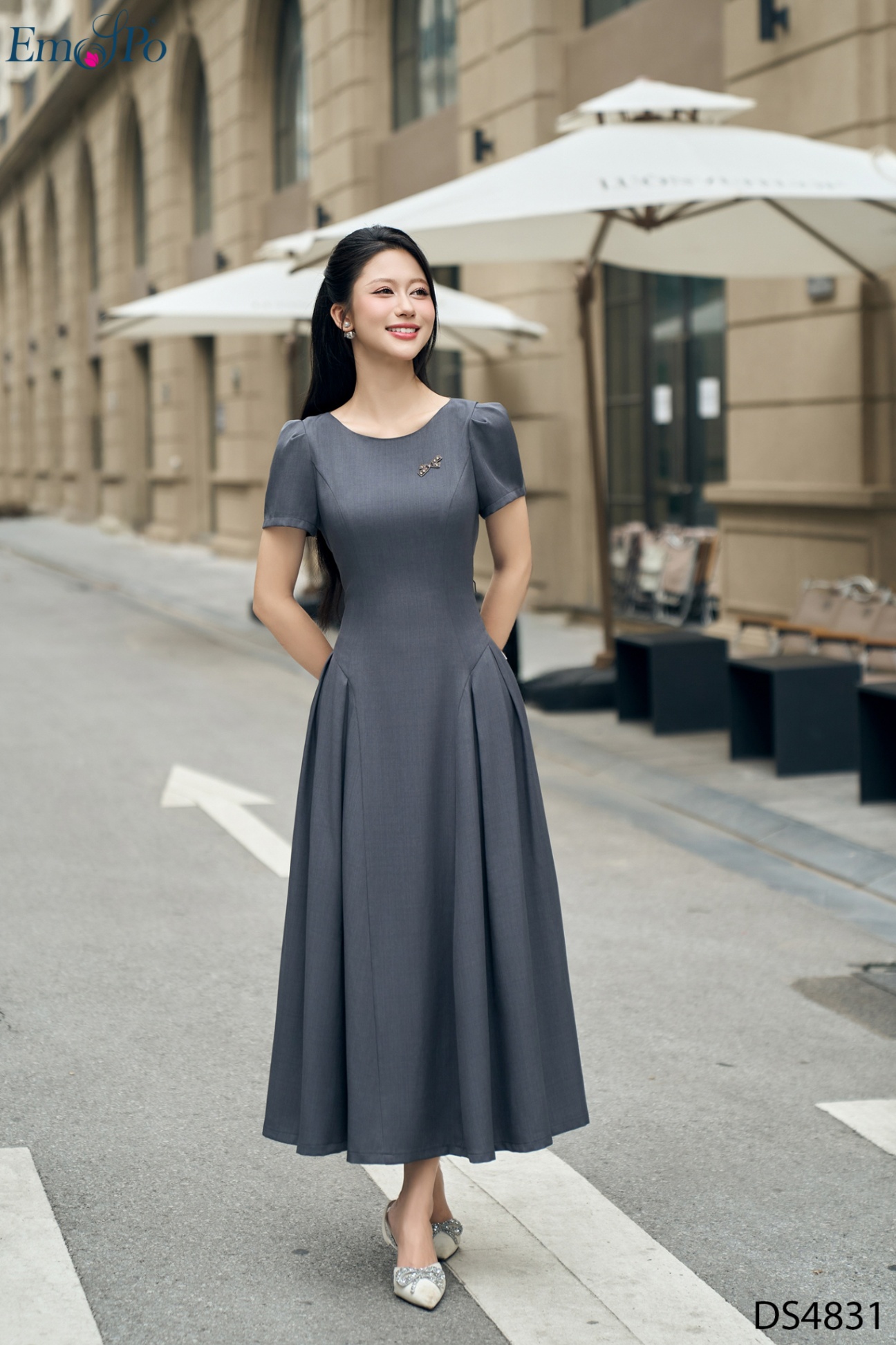Đầm xòe, cổ tròn đính nơ đá, đai rời
