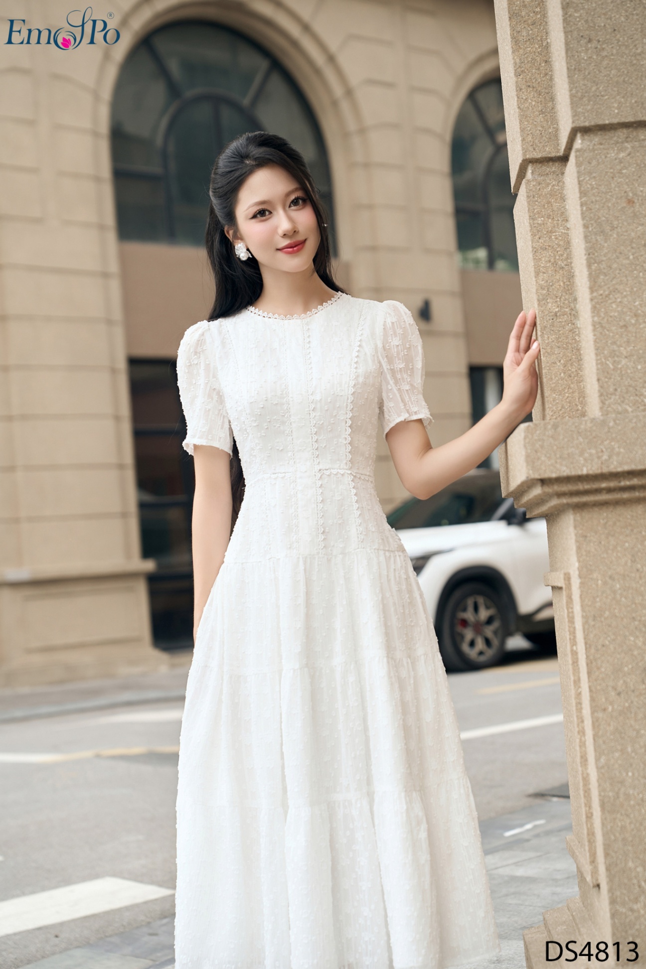 Đầm cổ tròn, tay bồng,can eo, chất liệu vải ánh kim tuyến phối ren