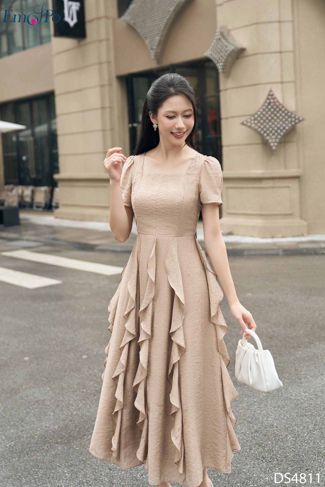 Đầm cổ vuông, trang trí tùng tua bạch tuộc