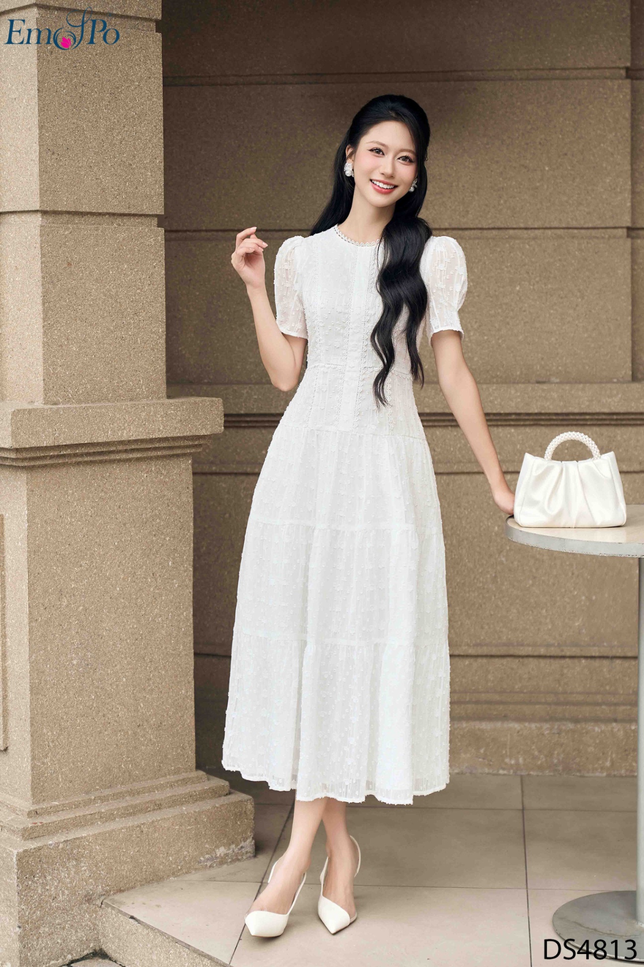Đầm cổ tròn, tay bồng,can eo, chất liệu vải ánh kim tuyến phối ren