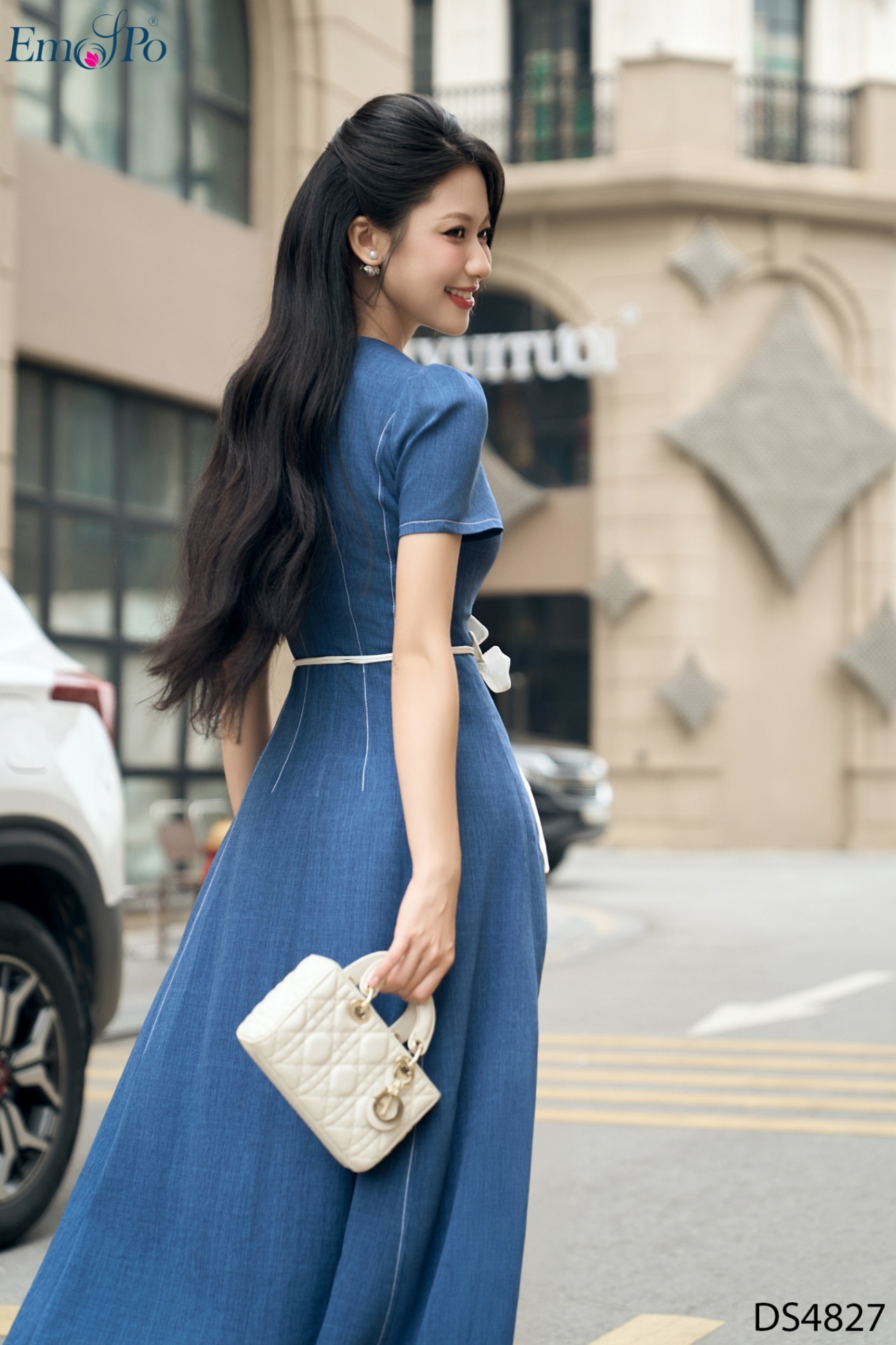 Đầm xòe, trang trí diễu chỉ trắng, dây hoa rời