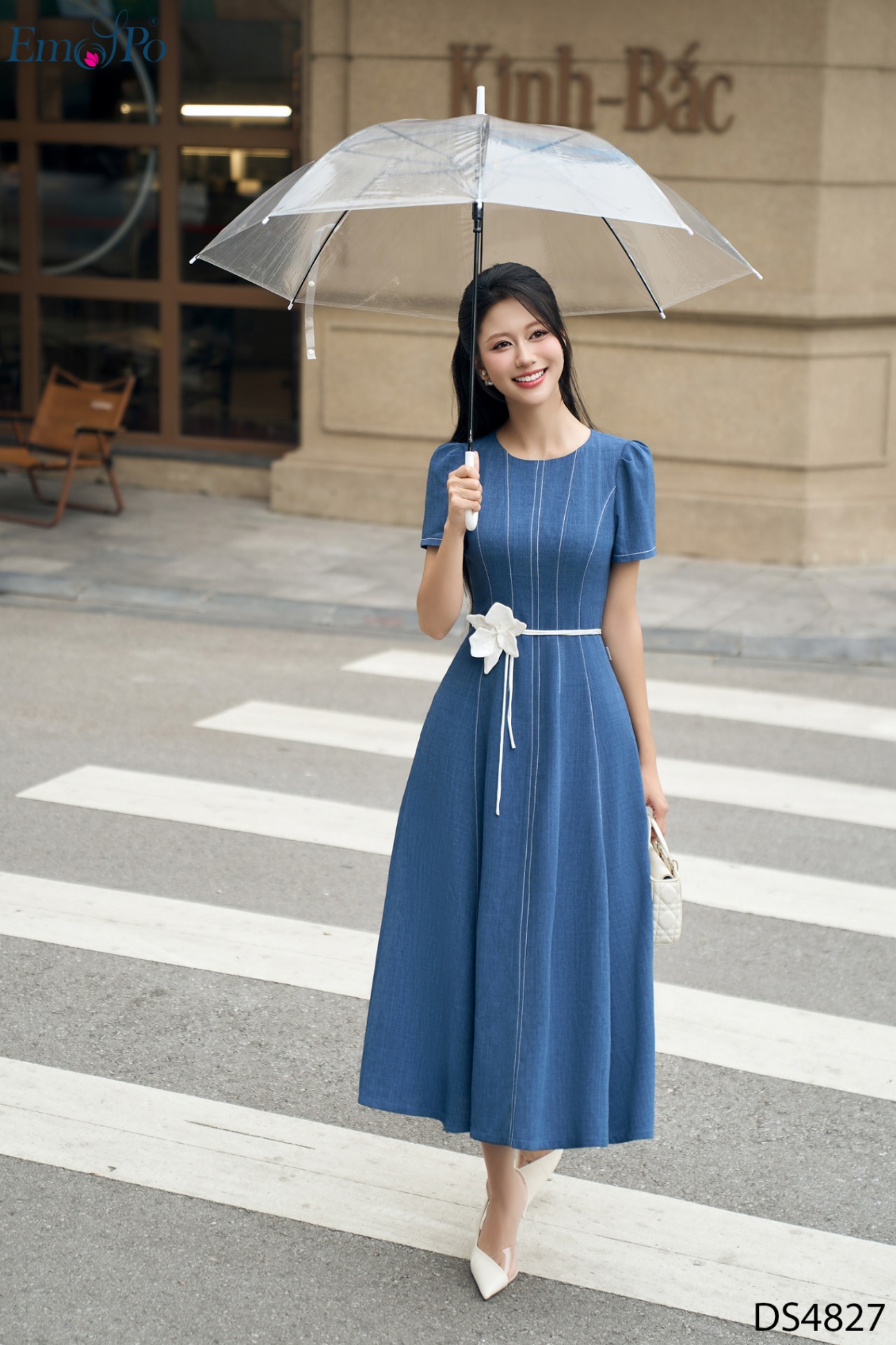 Đầm xòe, trang trí diễu chỉ trắng, dây hoa rời