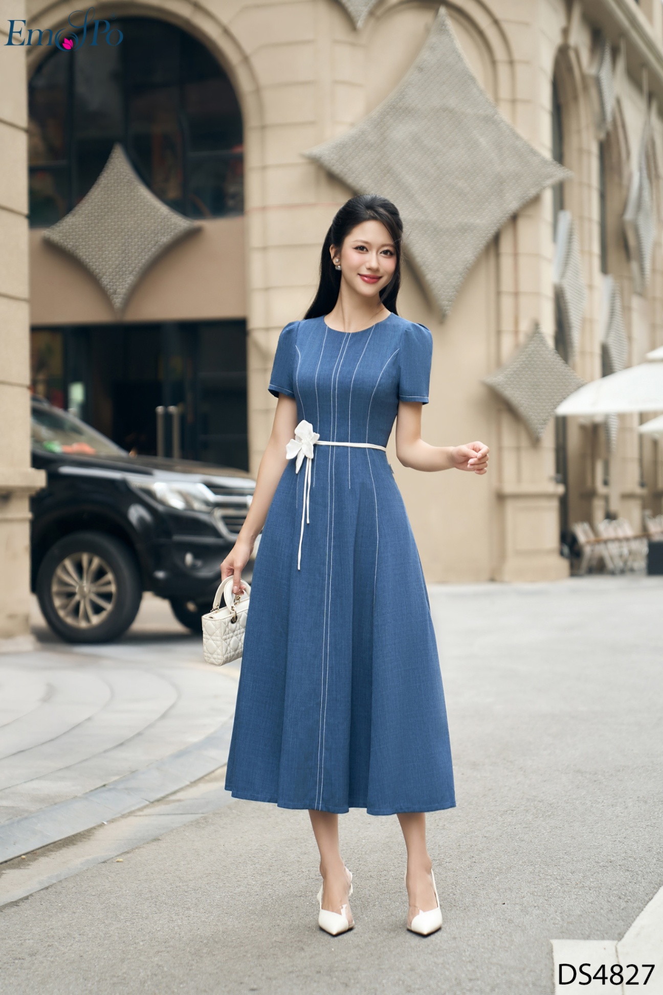 Đầm xòe, trang trí diễu chỉ trắng, dây hoa rời