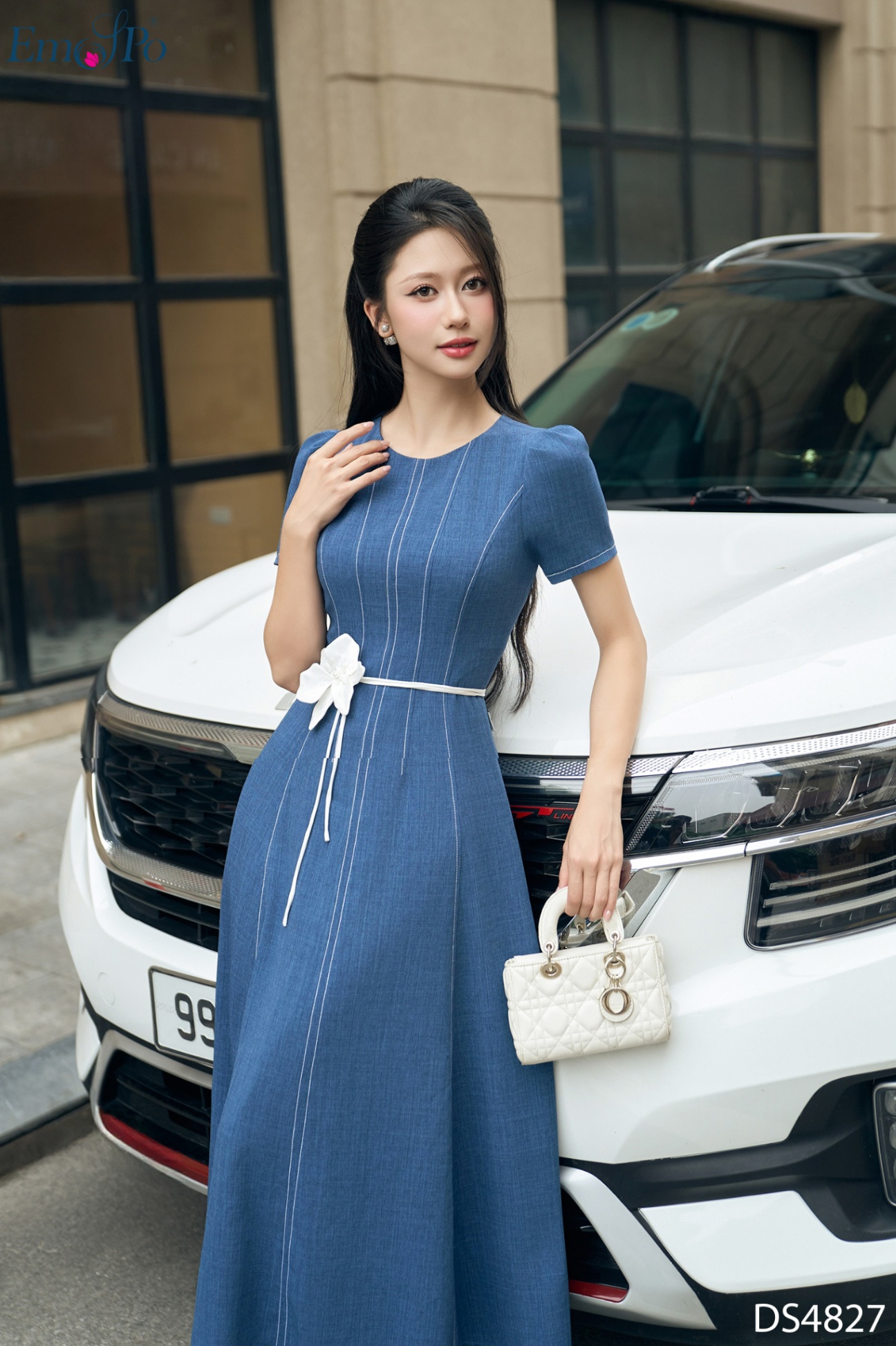 Đầm xòe, trang trí diễu chỉ trắng, dây hoa rời