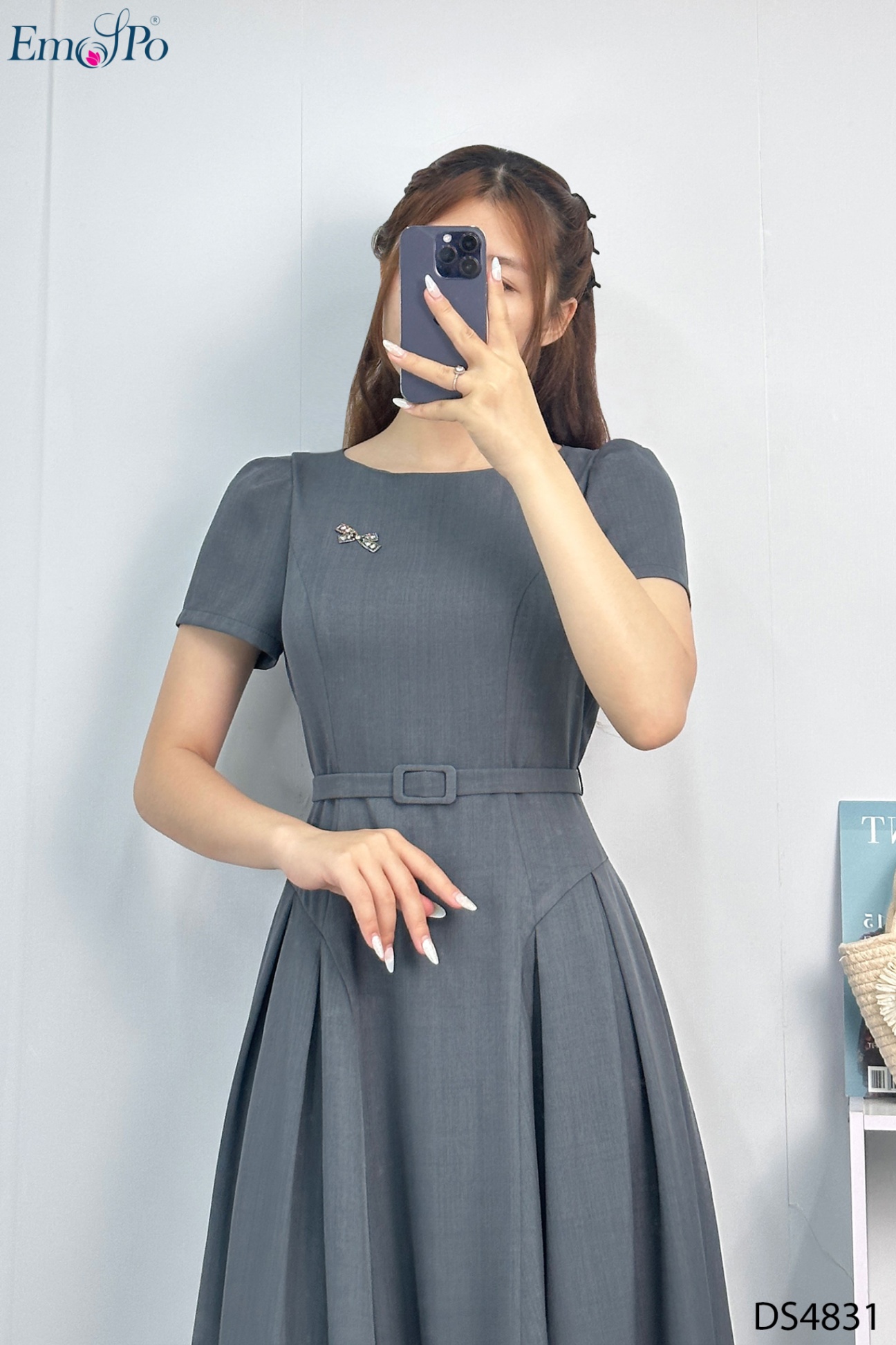 Đầm xòe, cổ tròn đính nơ đá, đai rời