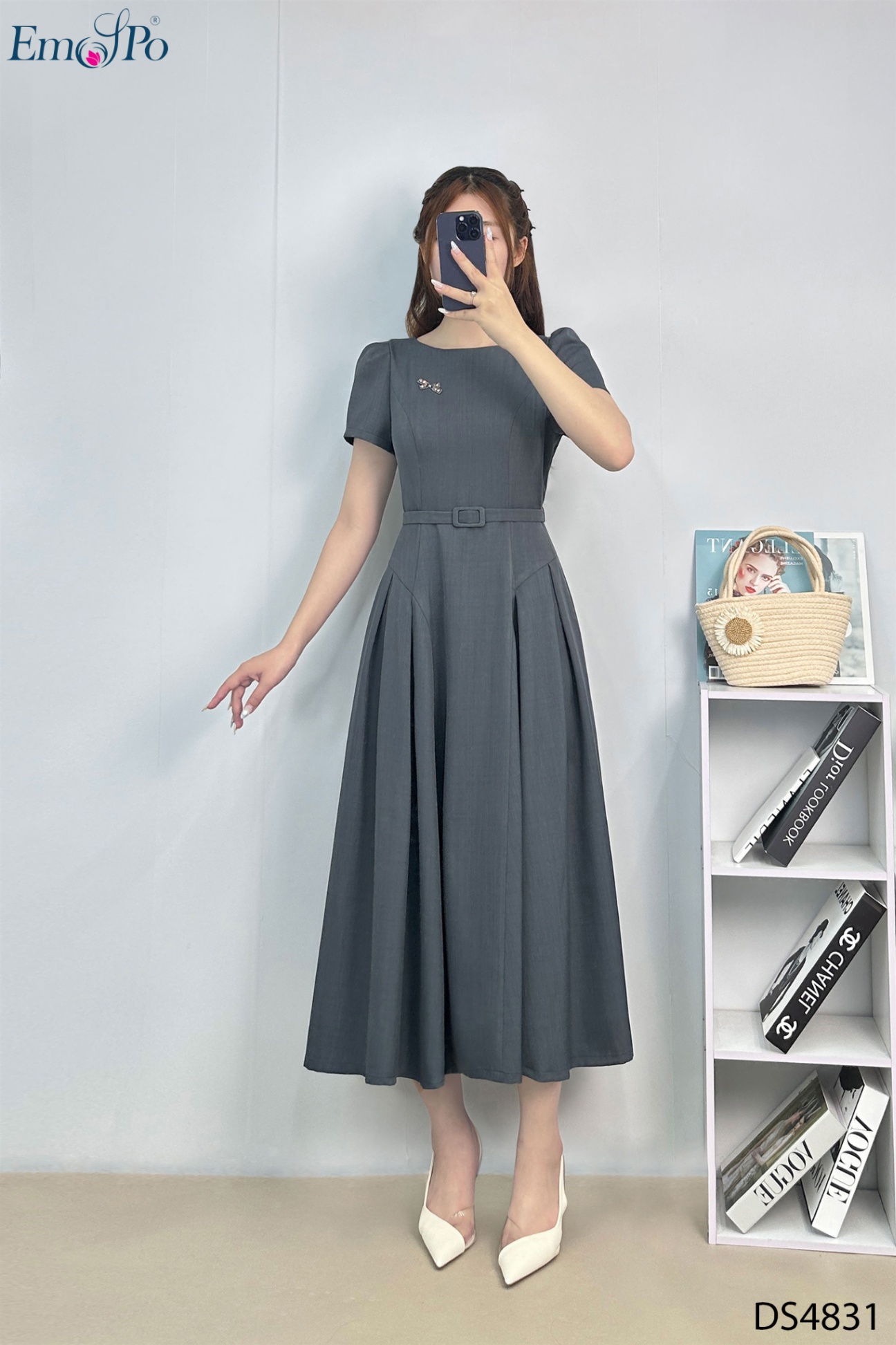 Đầm xòe, cổ tròn đính nơ đá, đai rời
