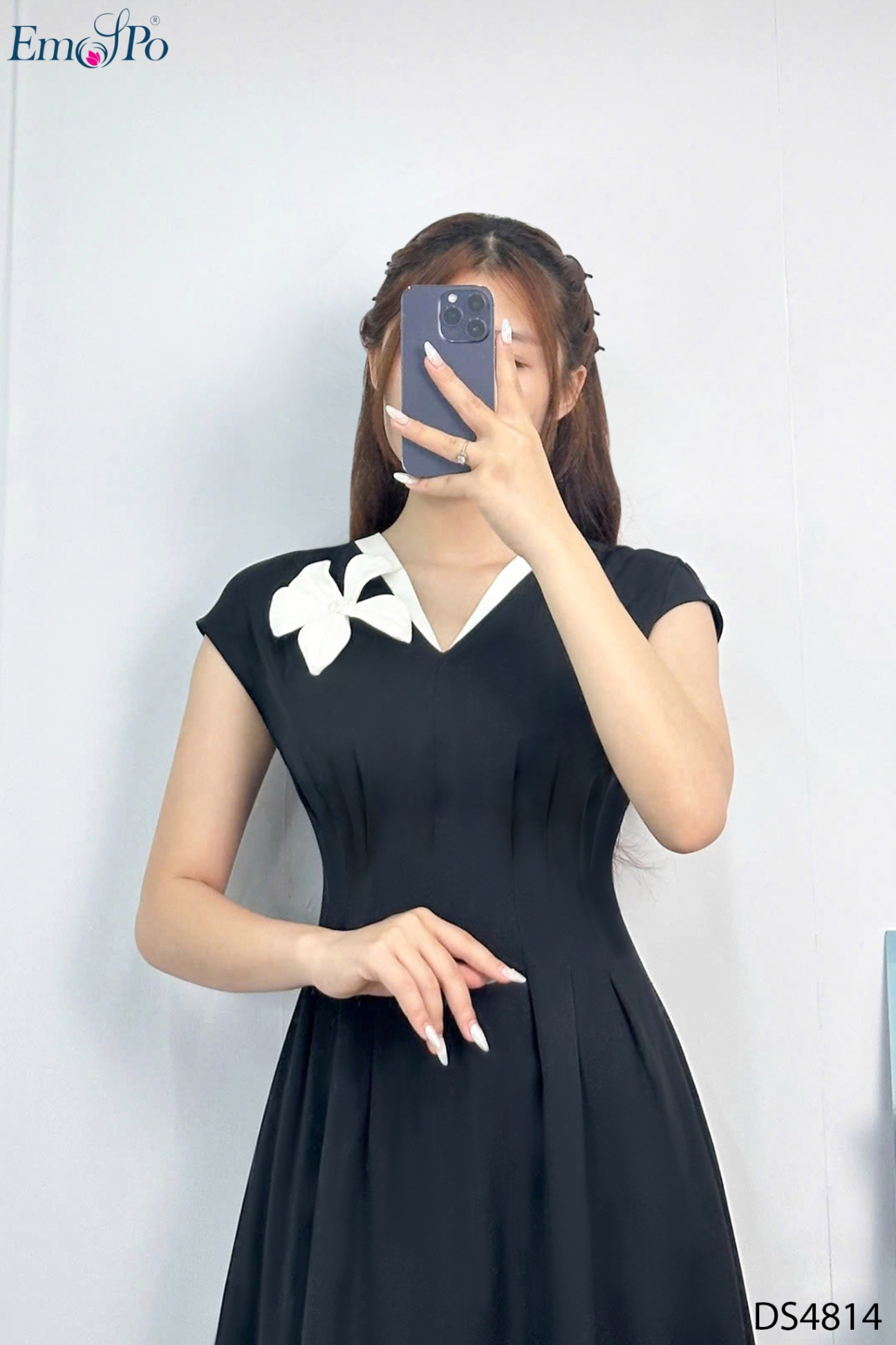 Đầm xòe, cổ tim phối màu, đính hoa