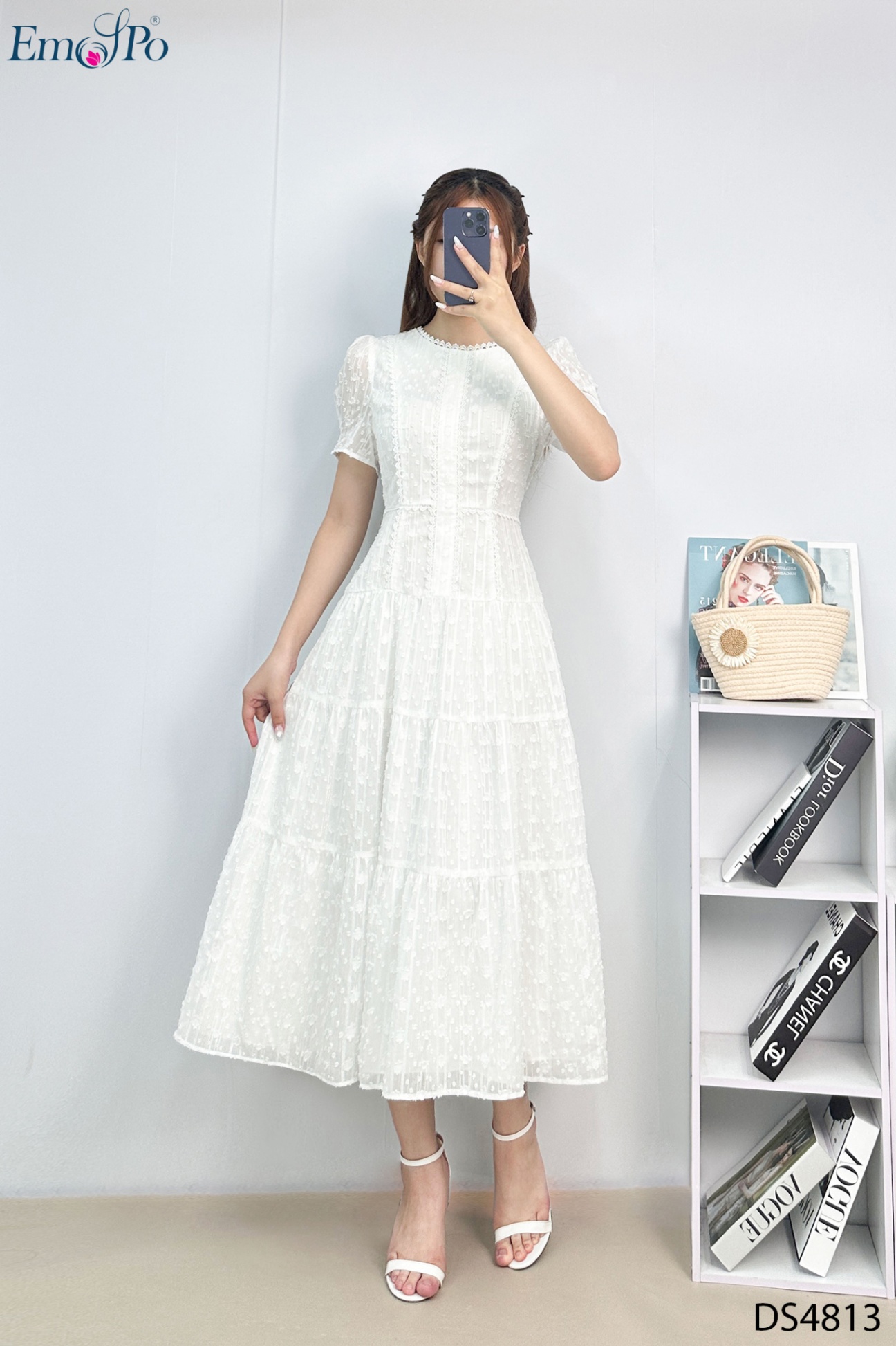 Đầm cổ tròn, tay bồng,can eo, chất liệu vải ánh kim tuyến phối ren