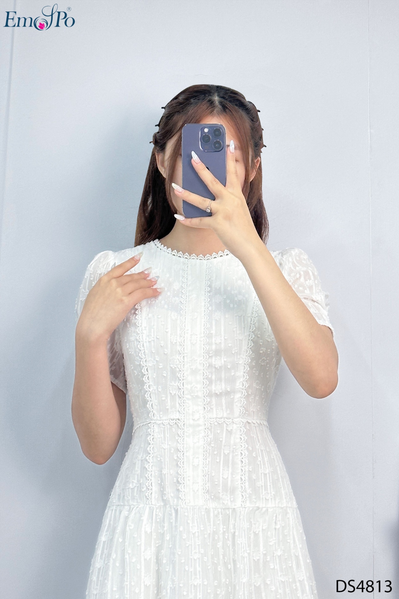 Đầm cổ tròn, tay bồng,can eo, chất liệu vải ánh kim tuyến phối ren