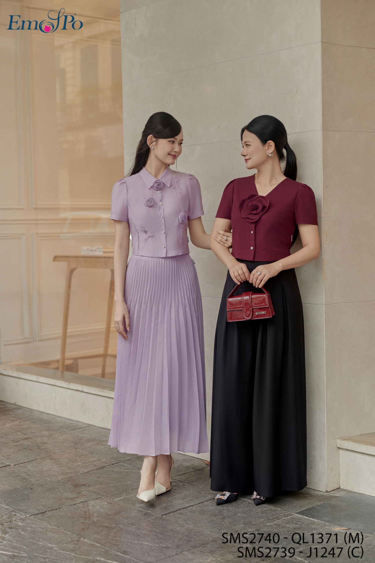 Áo sơ mi cổ đức, can ren, đính nhành hoa và hoa cài rời