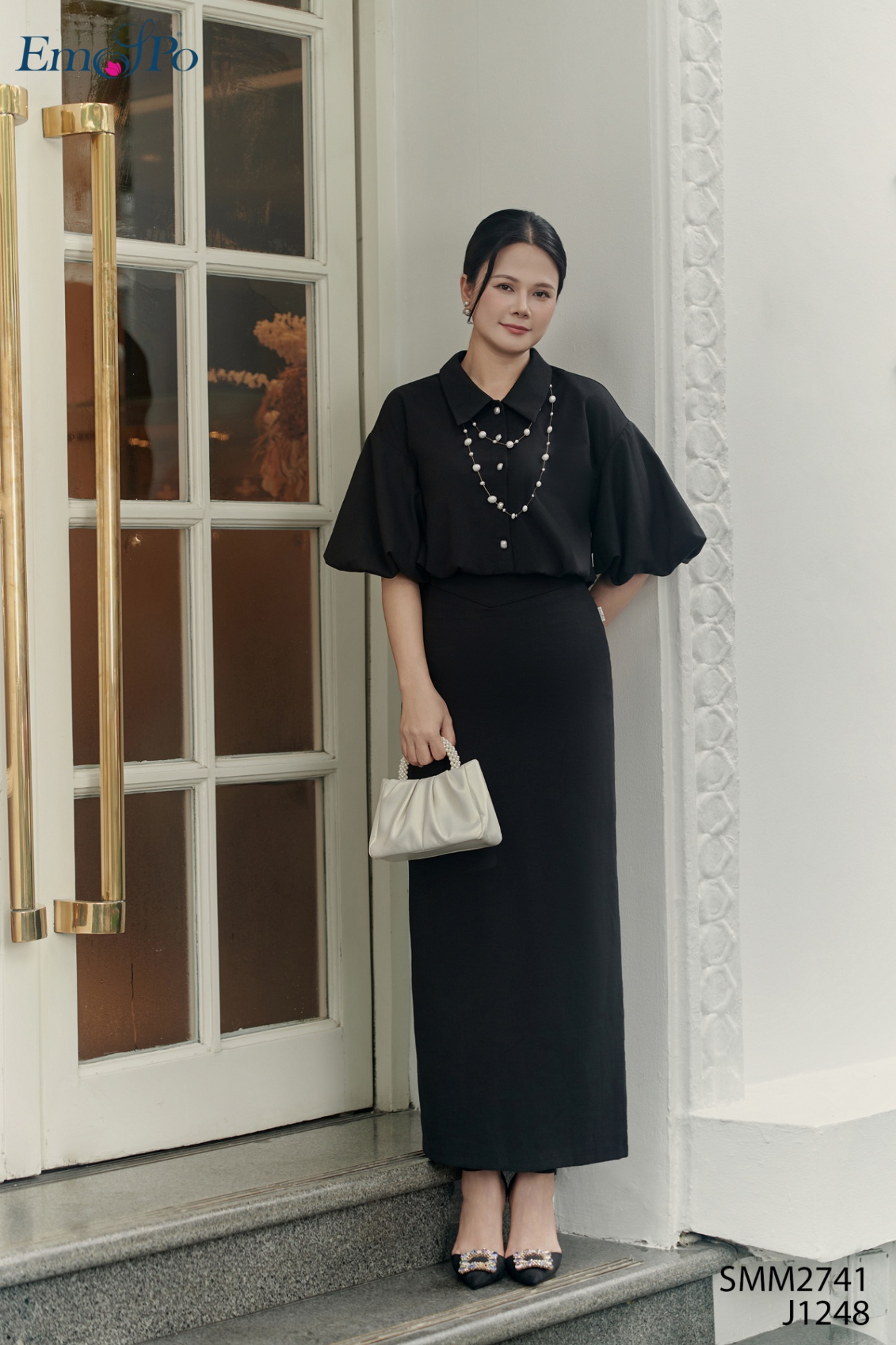 Sơ mi dáng bí lửng, cổ bẻ nhọn, cài khuy