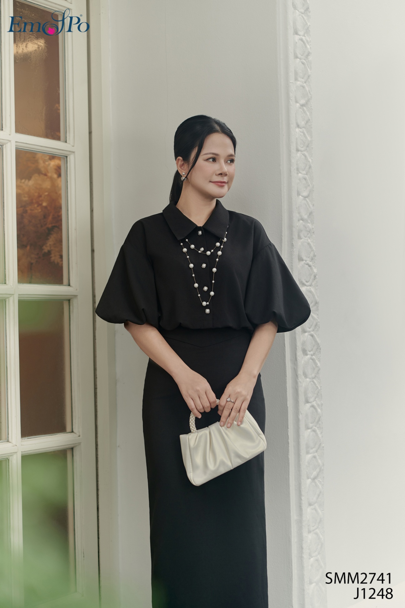 Sơ mi dáng bí lửng, cổ bẻ nhọn, cài khuy