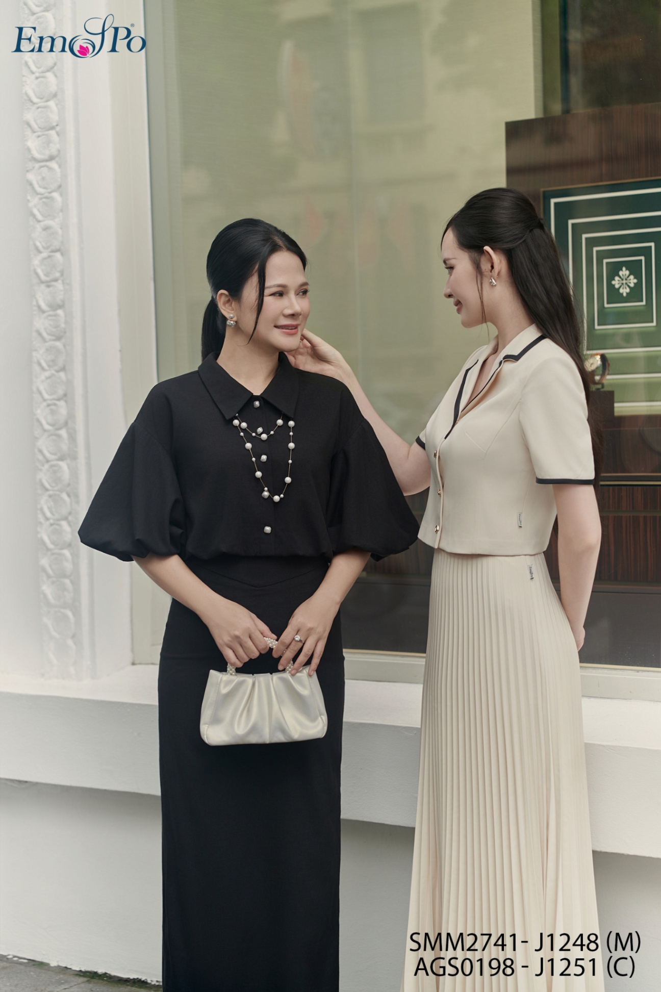 Sơ mi dáng bí lửng, cổ bẻ nhọn, cài khuy