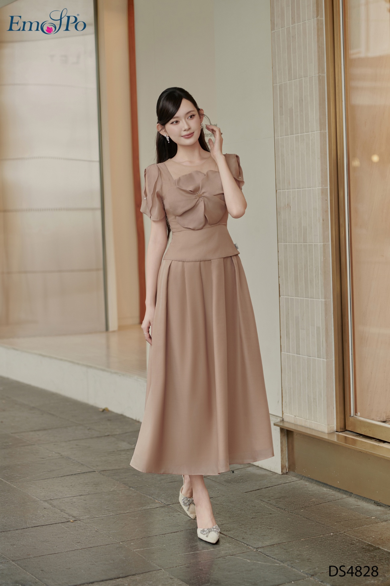Đầm xòe dáng peplum, cổ vuông phối lưới, đính hoa bản to trước ngực