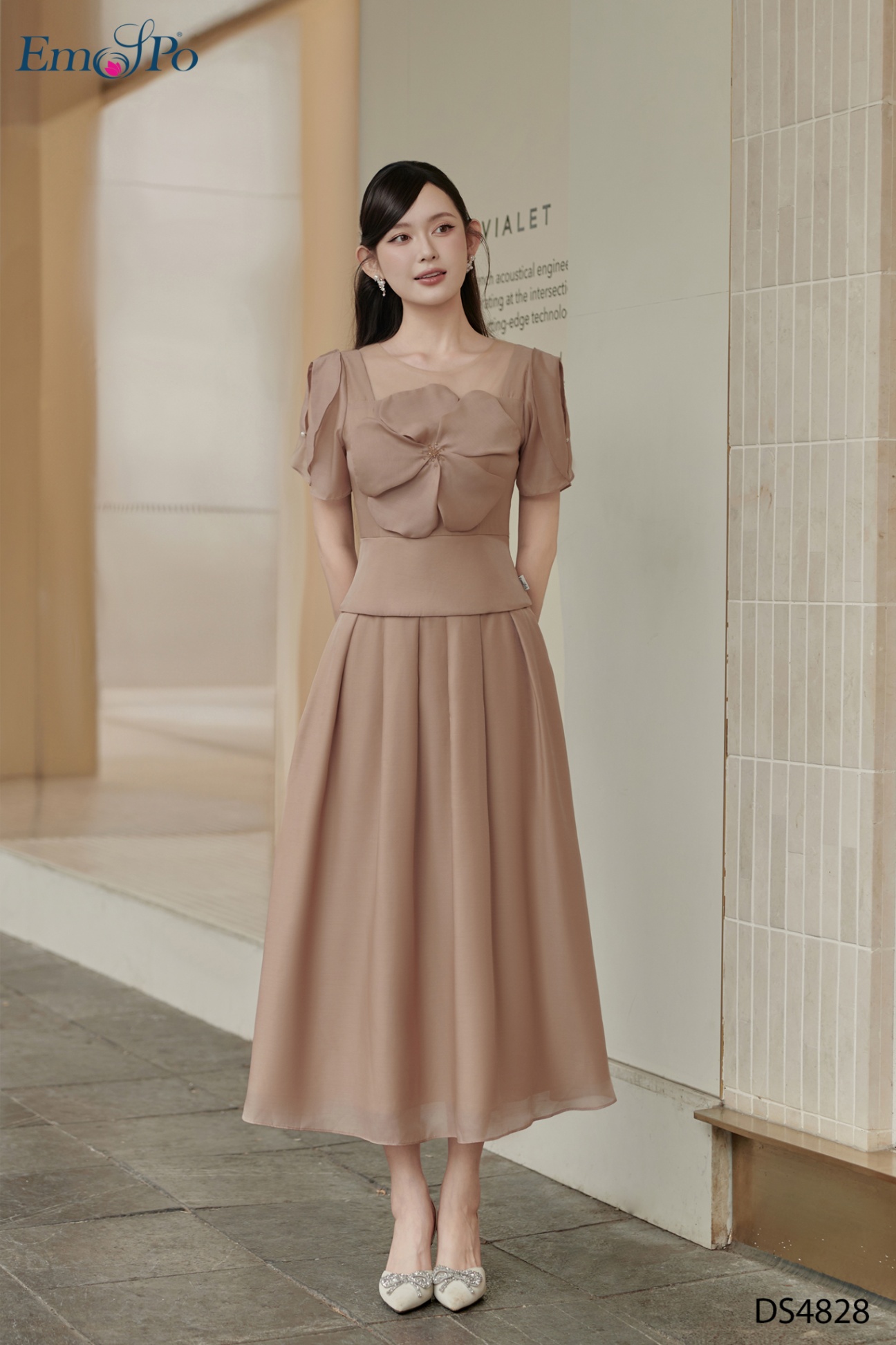 Đầm xòe dáng peplum, cổ vuông phối lưới, đính hoa bản to trước ngực