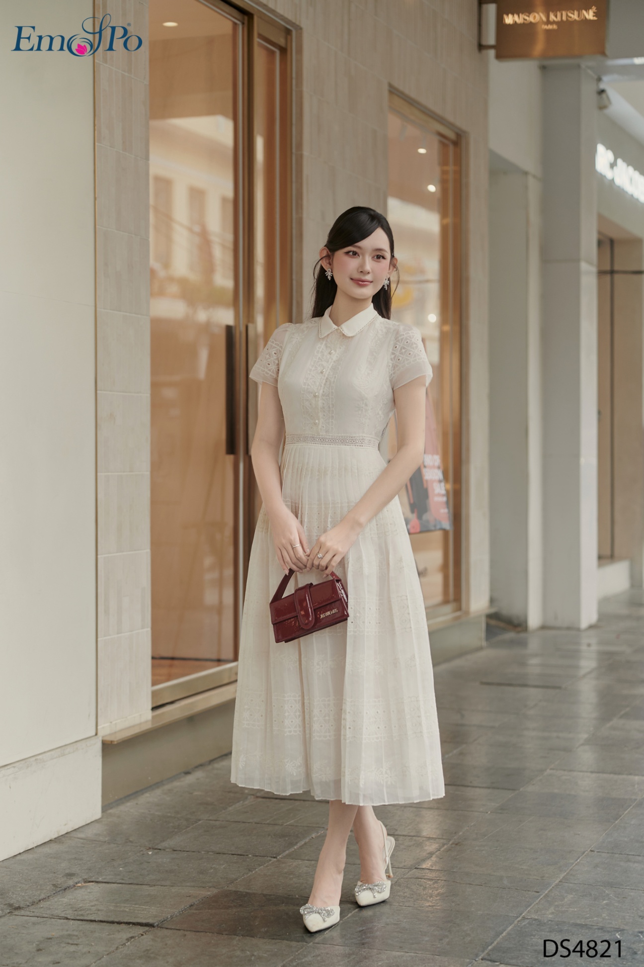 Đầm xòe xếp ly, cổ bẻ kẹp ren, cài cúc ngọc trai