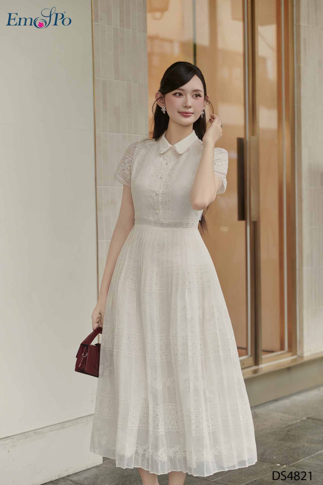 Đầm xòe xếp ly, cổ bẻ kẹp ren, cài cúc ngọc trai