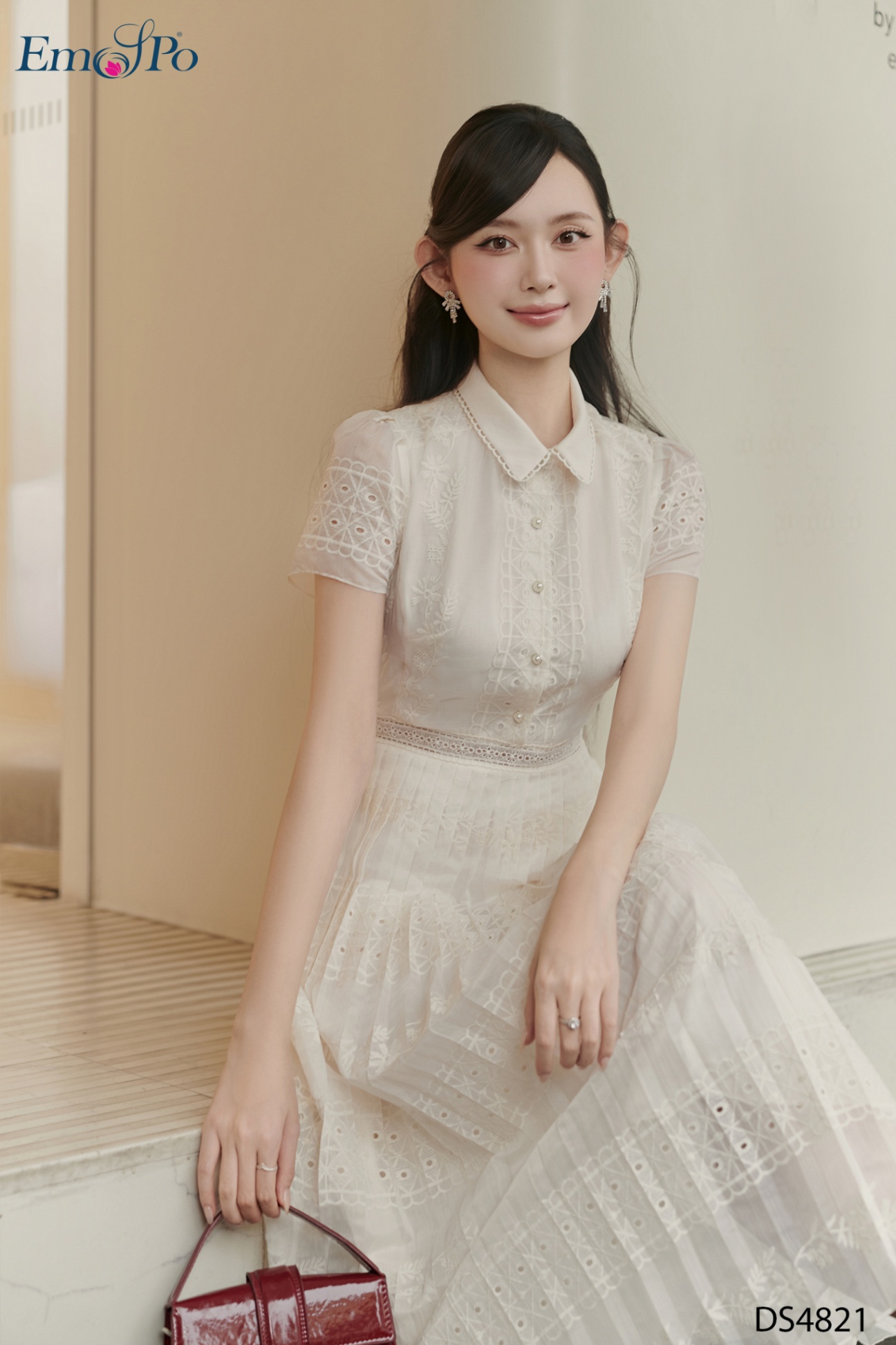 Đầm xòe xếp ly, cổ bẻ kẹp ren, cài cúc ngọc trai