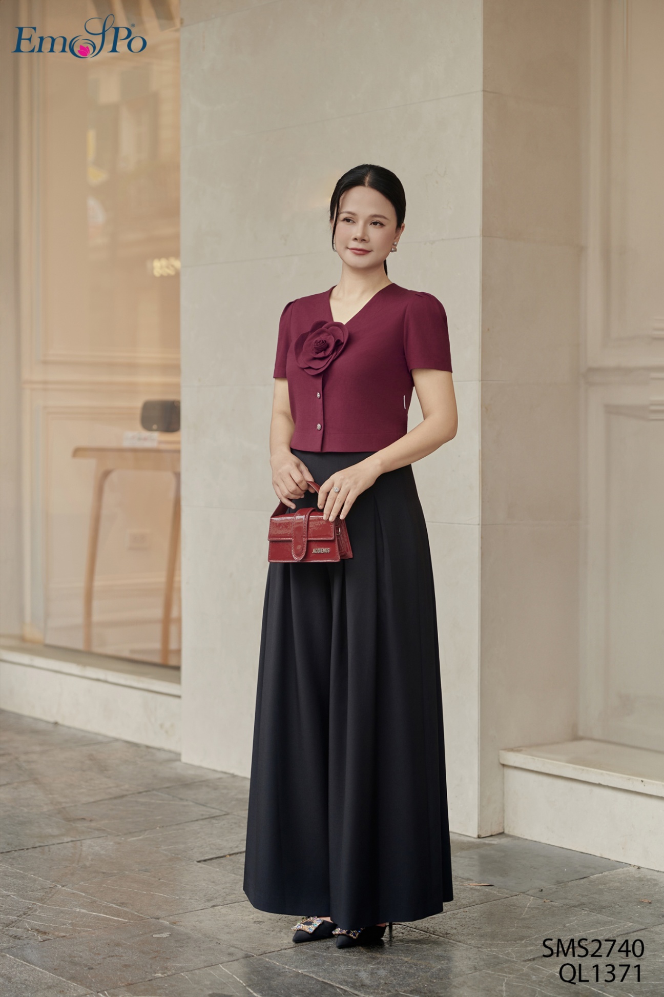 Áo sơ mi dáng lửng, cổ tim cài khuy, đính hoa bản to