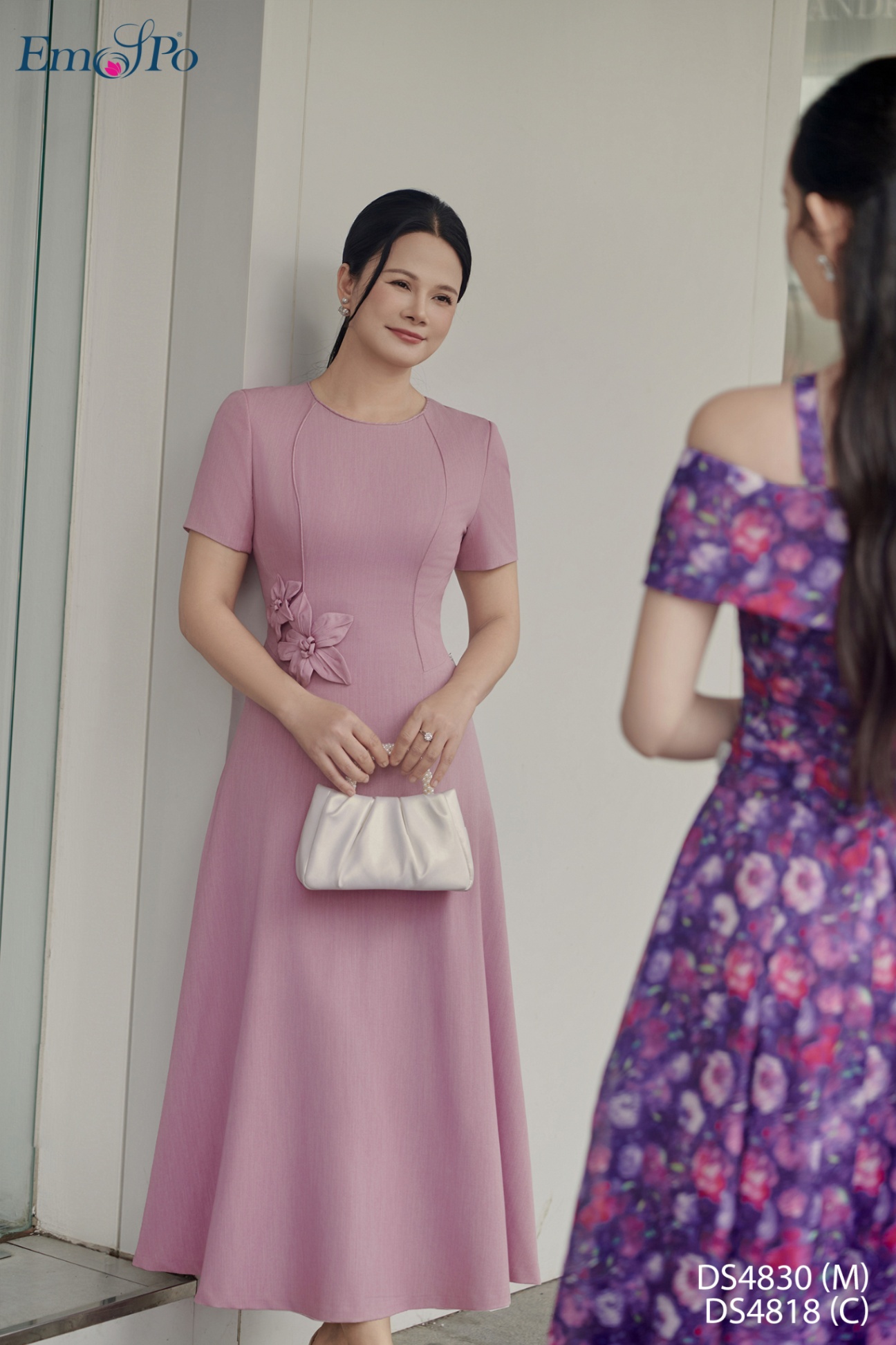 Đầm xòe cổ tròn, chiết eo đính hoa