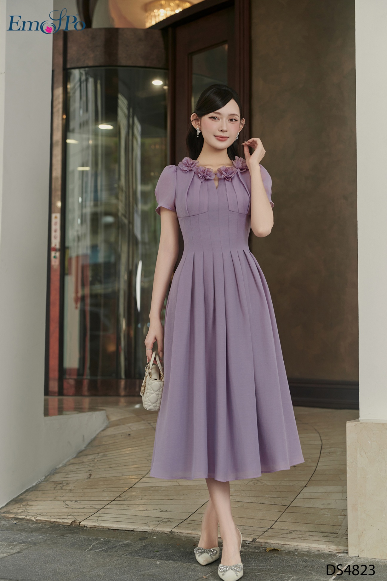 Đầm xòe, can eo cao, xếp ly,cổ tròn đính hoa