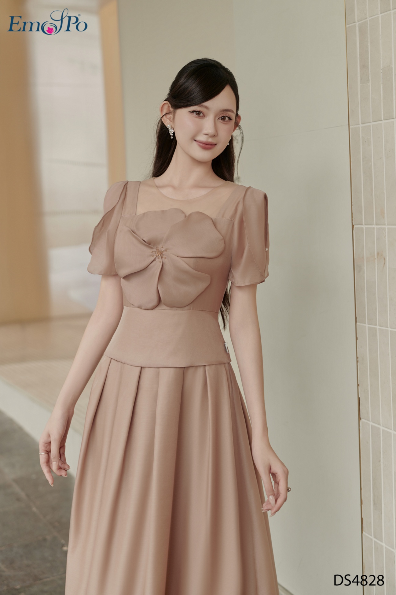 Đầm xòe dáng peplum, cổ vuông phối lưới, đính hoa bản to trước ngực