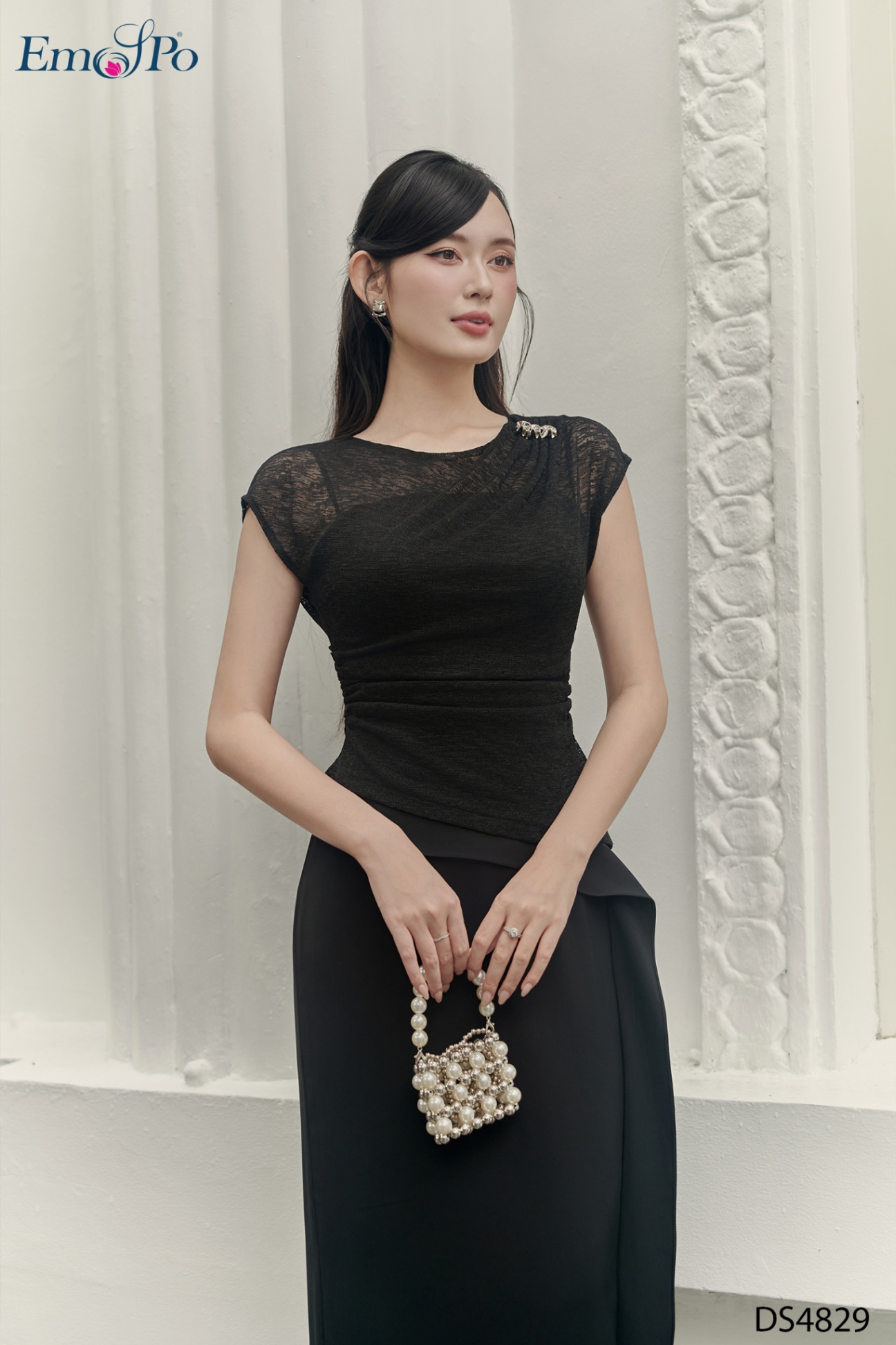 Đầm ôm bèo trước, xẻ sau, phối mongtogi, đính lá sen xoắn KL