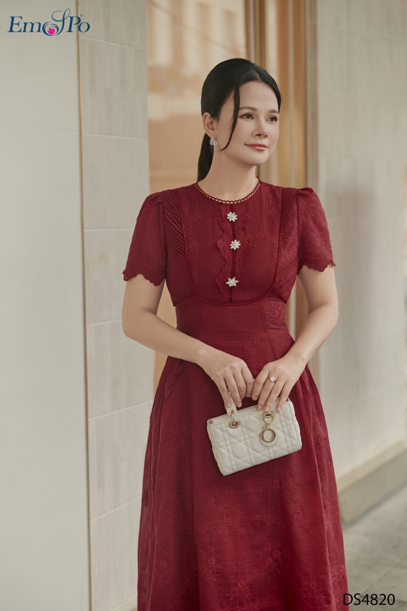 Đầm xòe cổ tròn kẹp ren, đính hoa đá, xếp ly 2 bên
