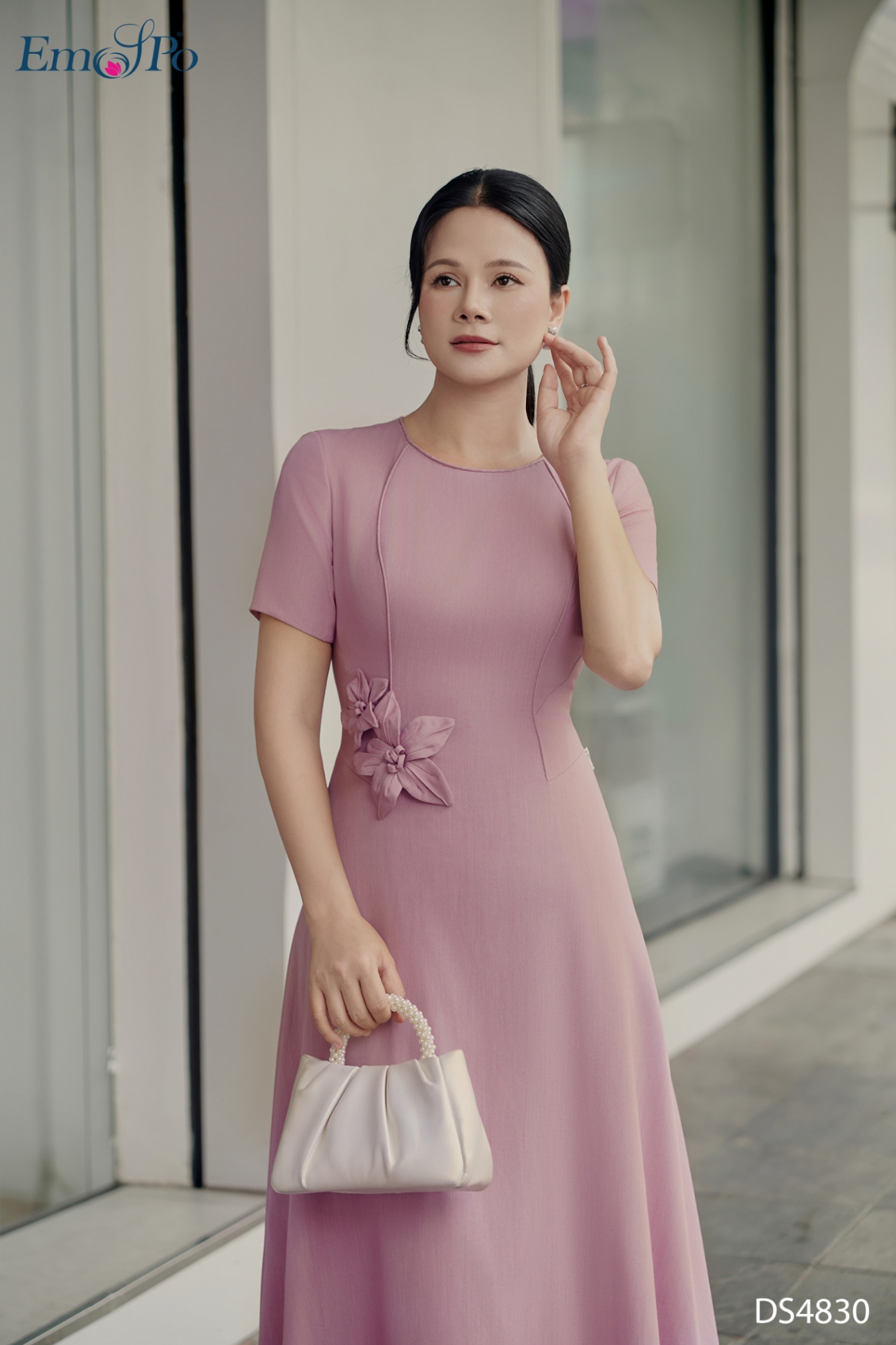 Đầm xòe cổ tròn, chiết eo đính hoa