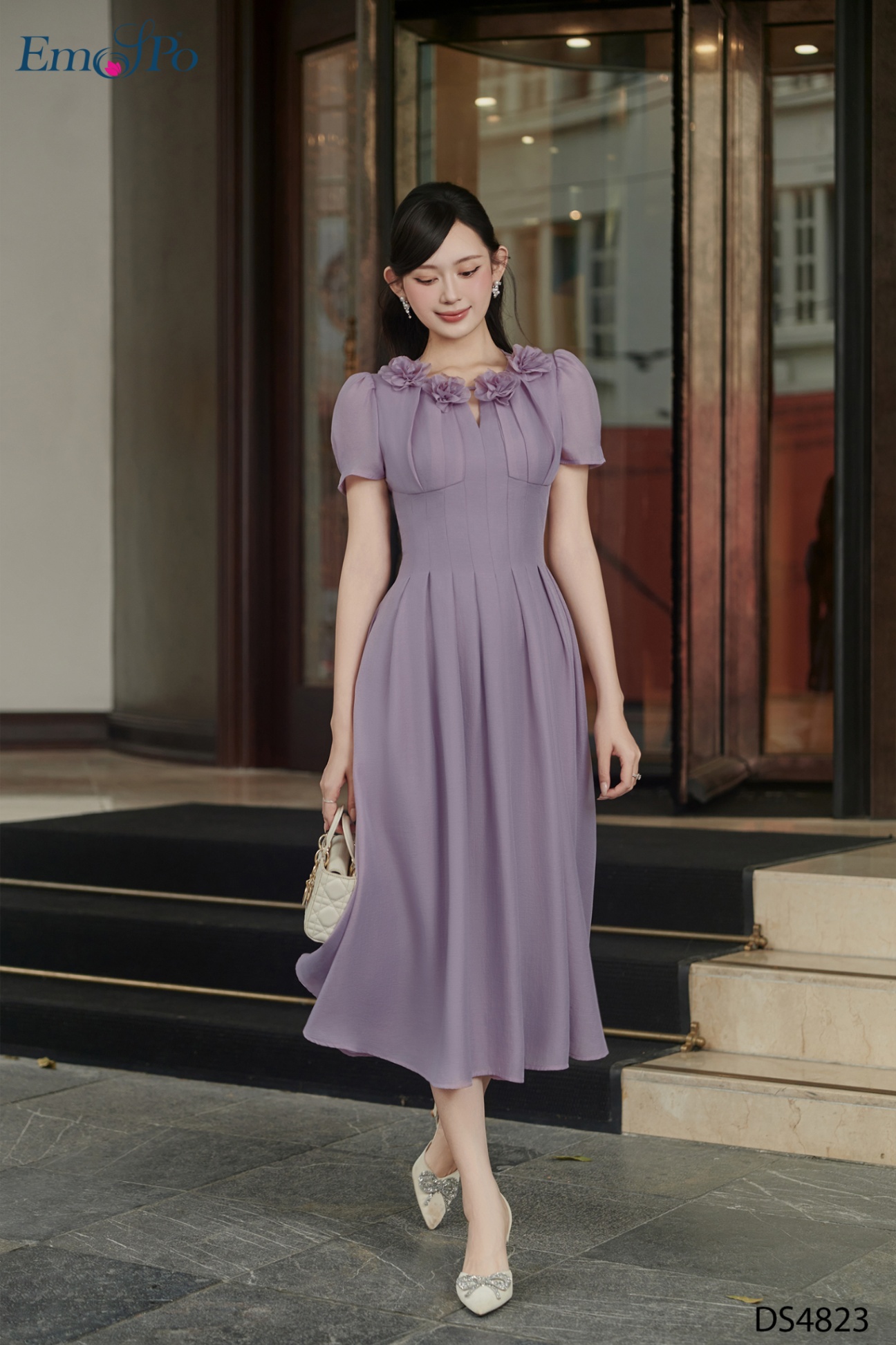 Đầm xòe, can eo cao, xếp ly,cổ tròn đính hoa