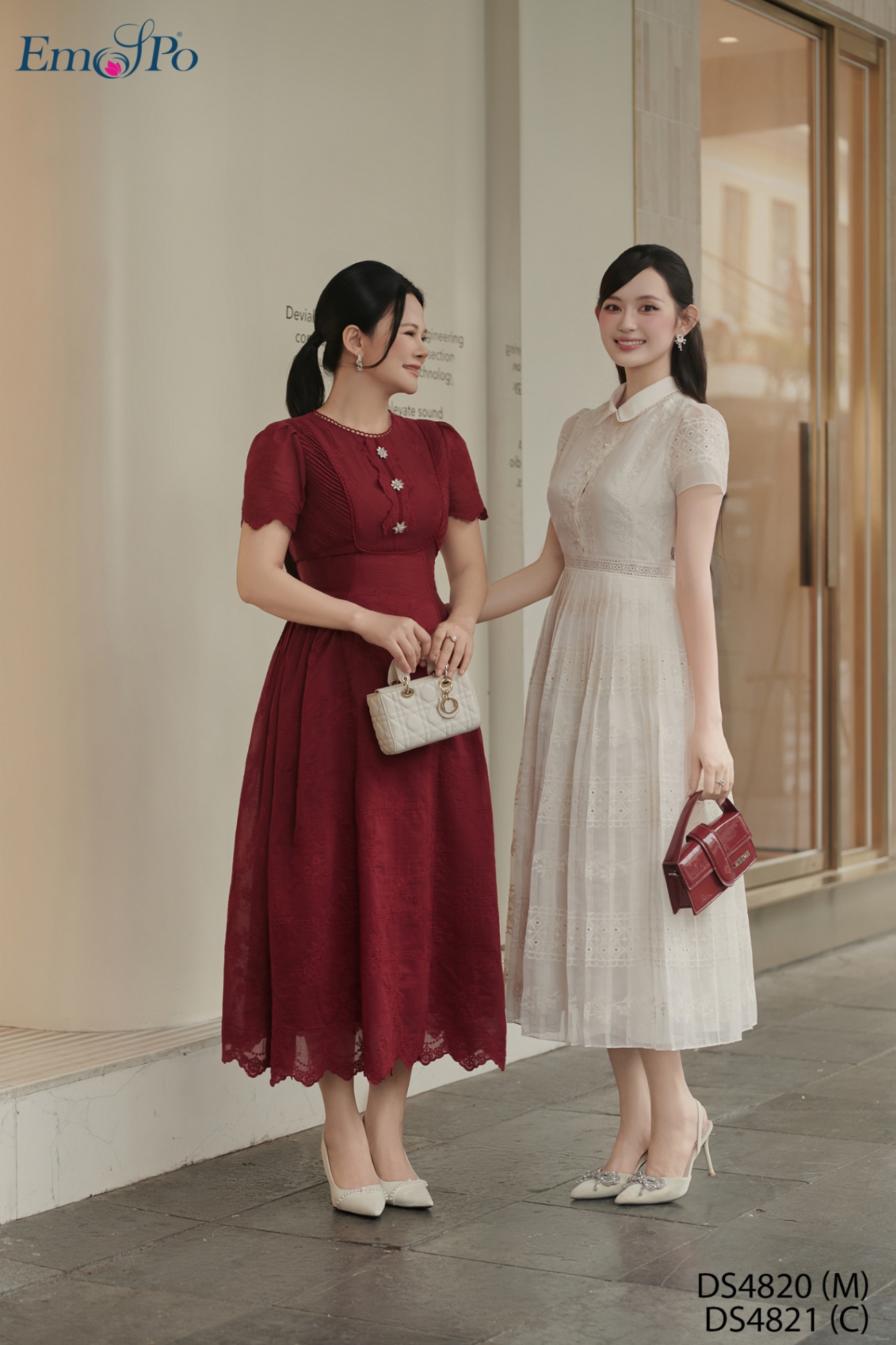 Đầm xòe xếp ly, cổ bẻ kẹp ren, cài cúc ngọc trai