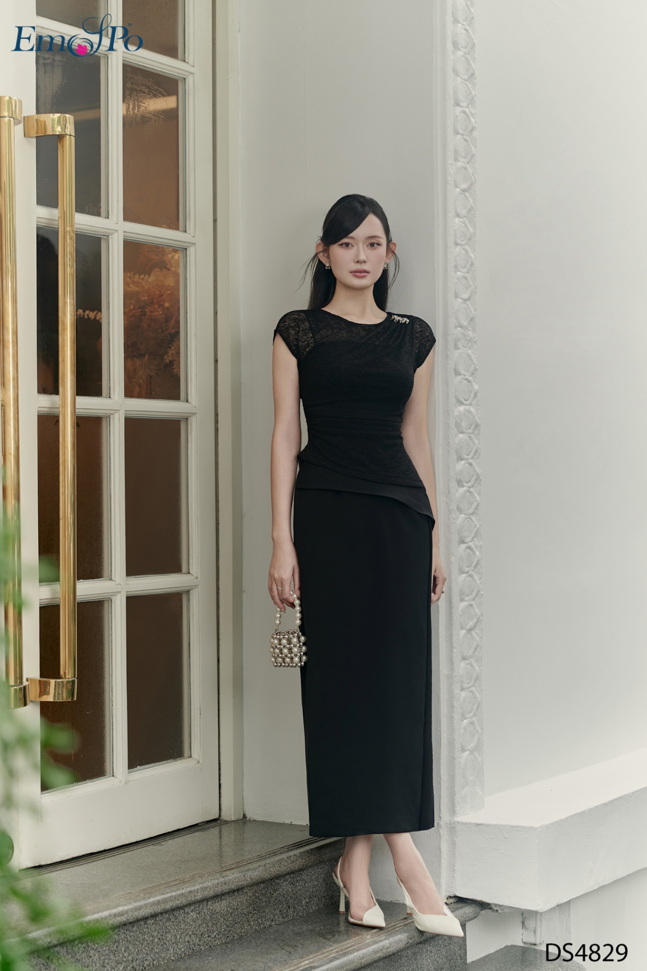 Đầm ôm bèo trước, xẻ sau, phối mongtogi, đính lá sen xoắn KL